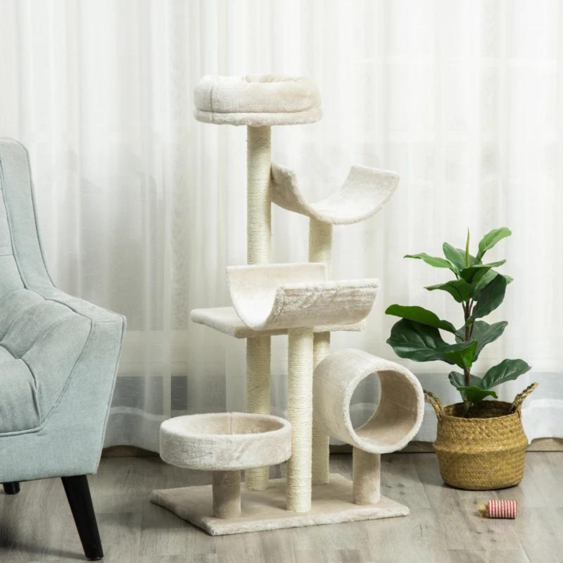 Beige kattenkrabpaal met kattenhuis, sisalpalen en speelplezier