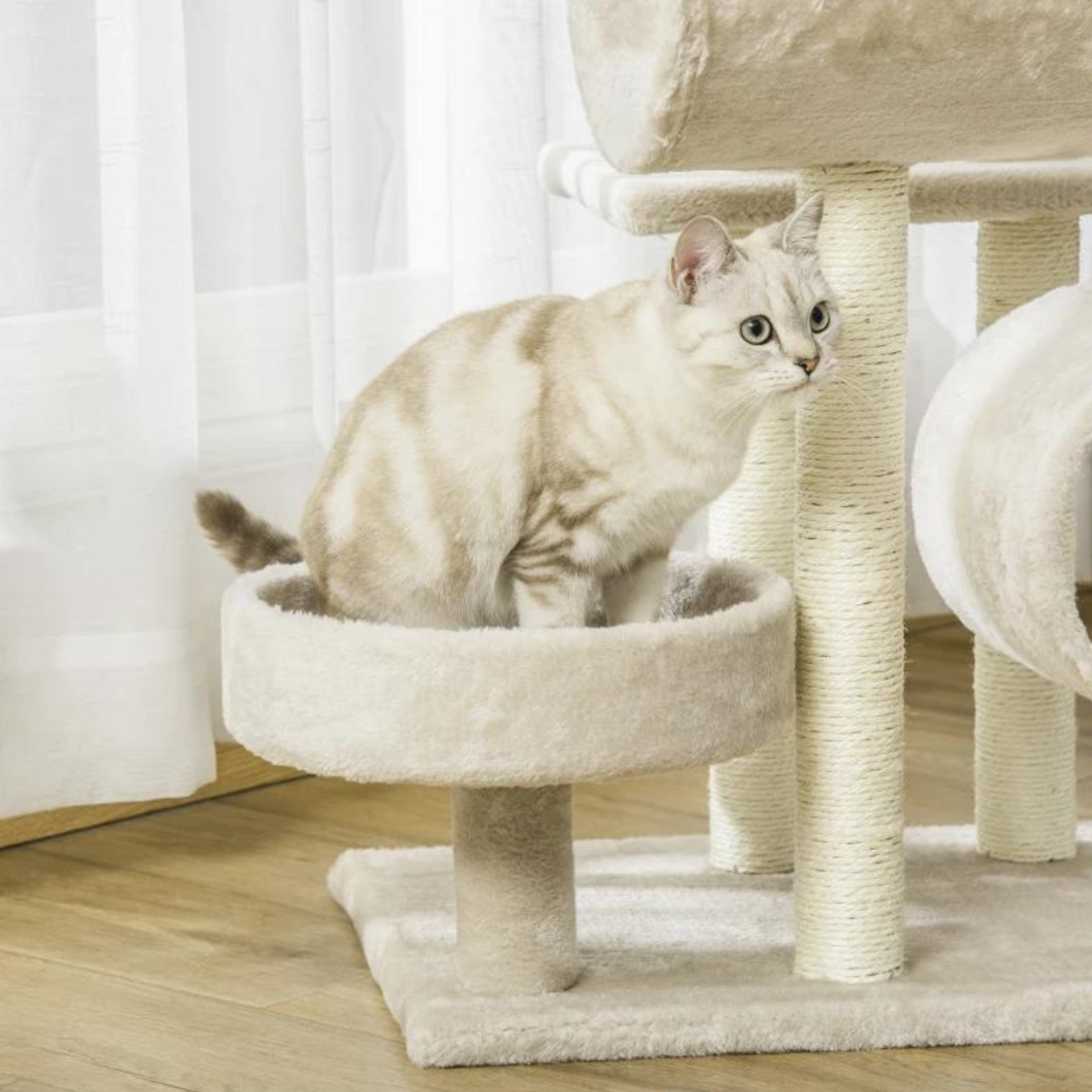 Beige kattenkrabpaal met kattenhuis, sisalpalen en speelplezier