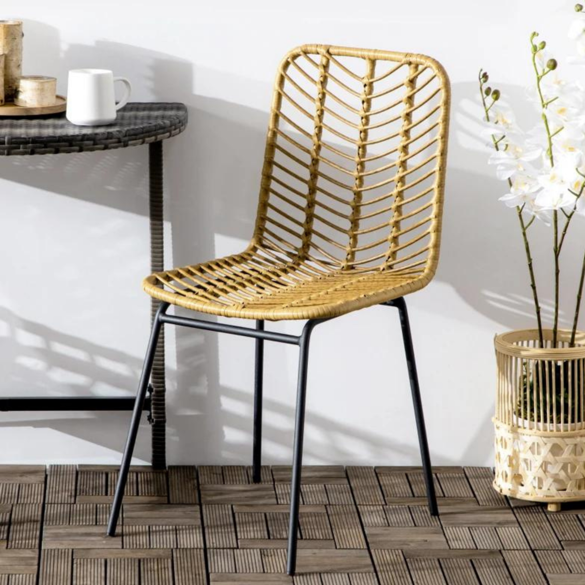 Boho eetkamerstoelen set met natuurlijke rotanlook en zwart metalen onderstel
