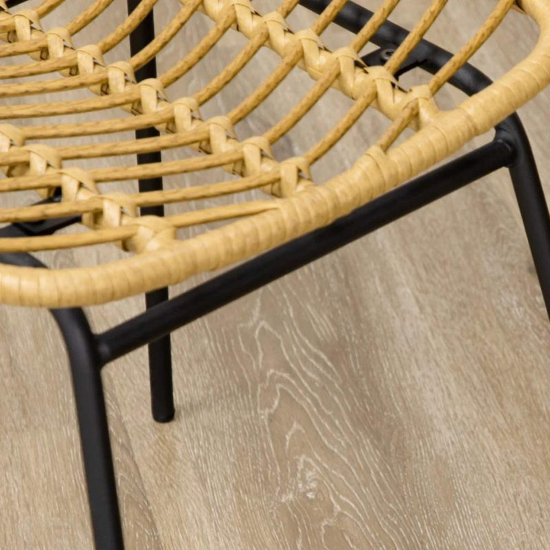 Boho eetkamerstoelen set met natuurlijke rotanlook en zwart metalen onderstel