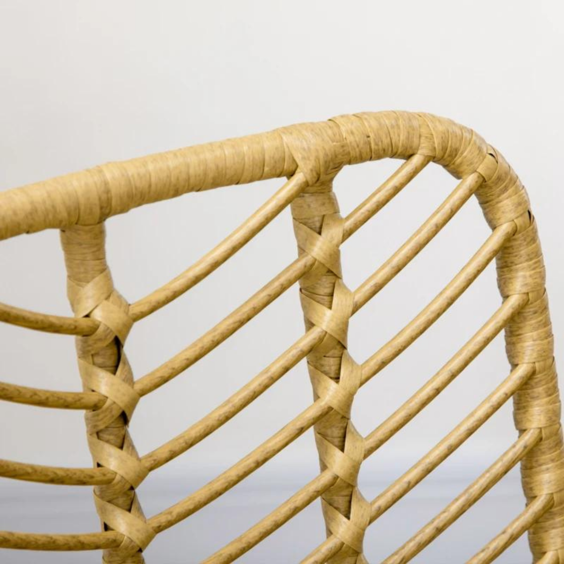 Boho eetkamerstoelen set met natuurlijke rotanlook en zwart metalen onderstel
