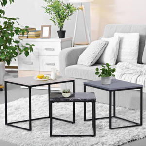 3-delige salontafel set met metalen frame en modern design met verschillende formaten en stapelbaar in lichte woonkamer