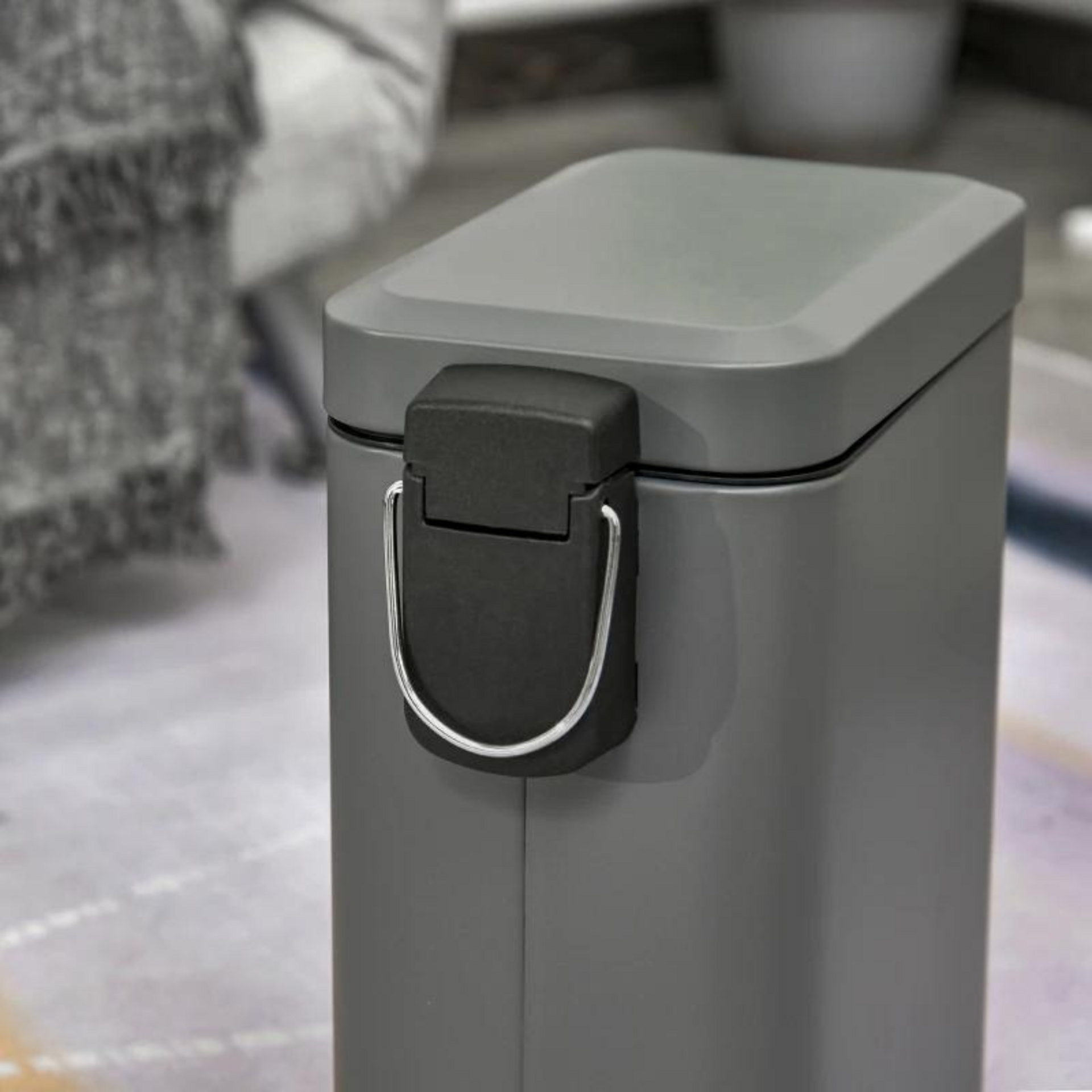 Praktische grijze afvalbak pedaalemmer, 5 liter inhoud grijs