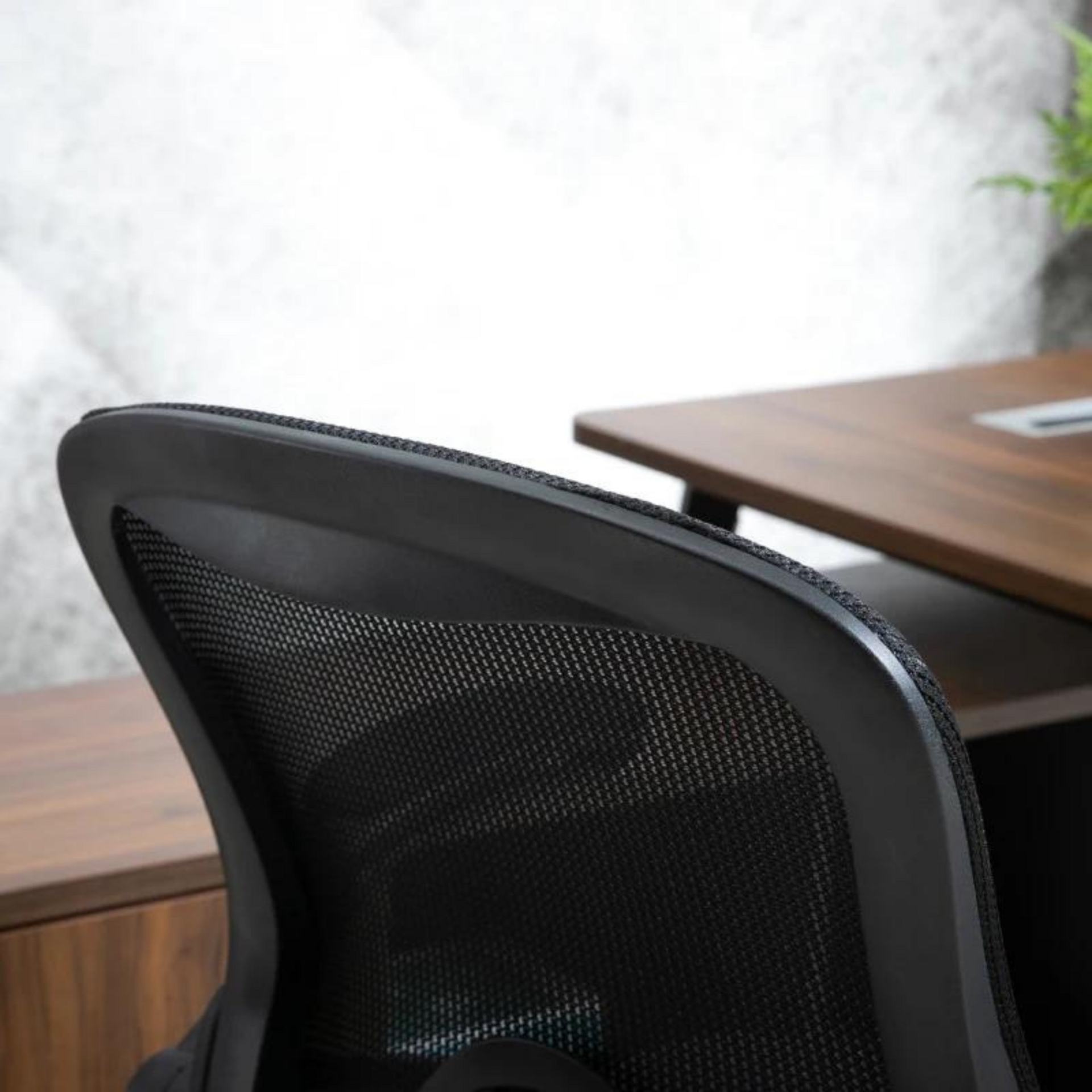 Comfortabele ergonomische bureaustoel met sta-op functie in zwart