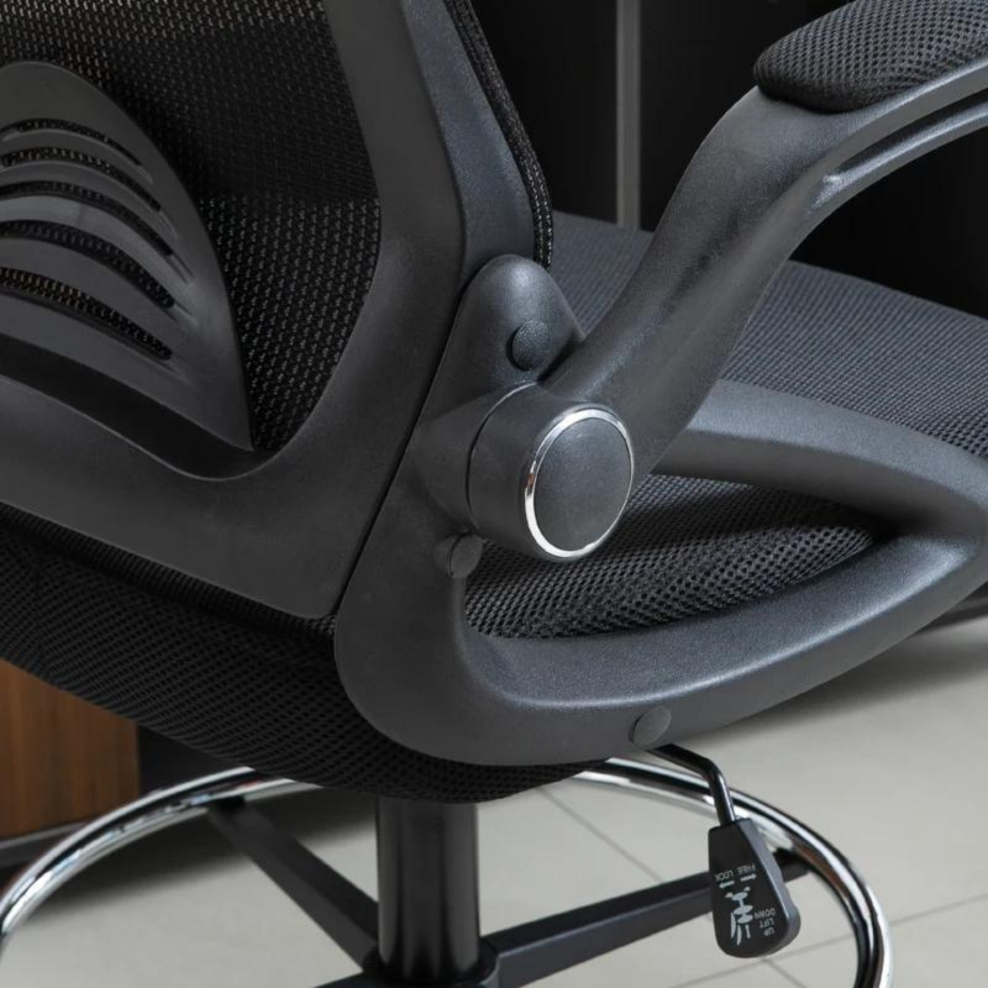 Comfortabele ergonomische bureaustoel met sta-op functie in zwart