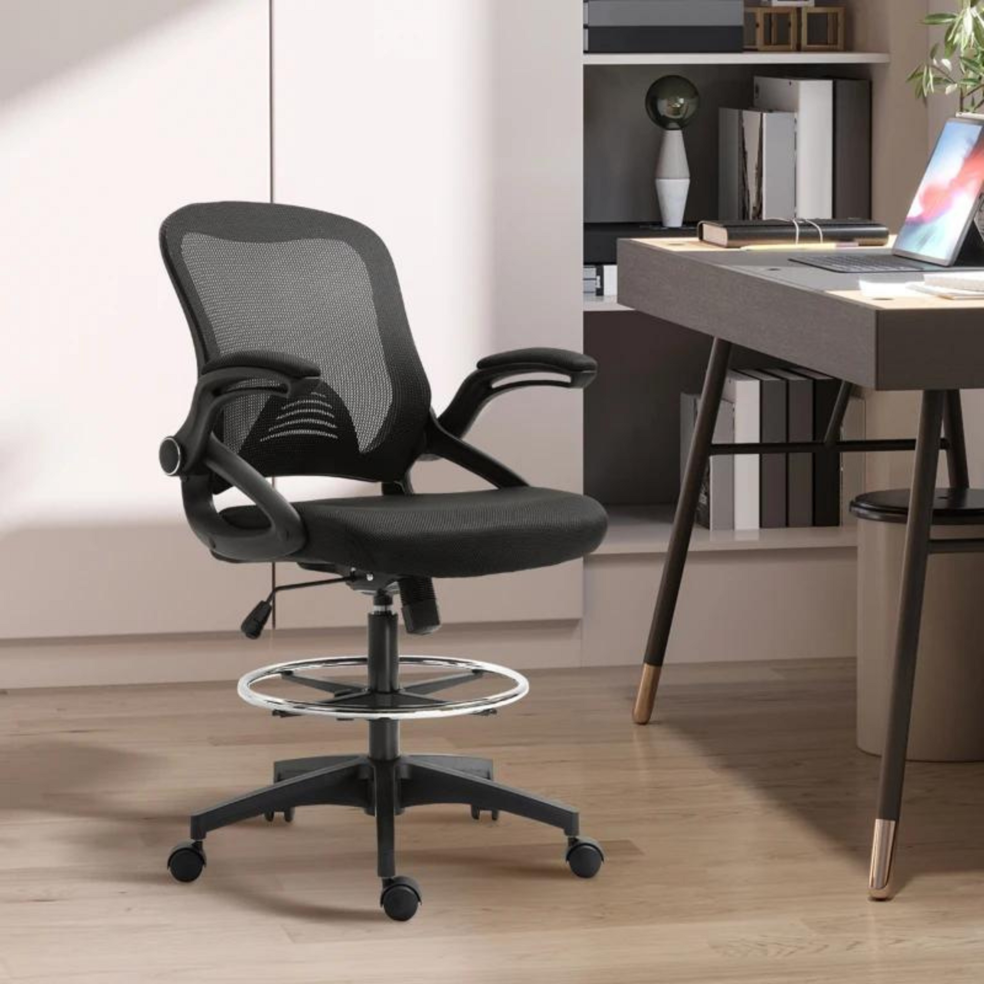 Comfortabele ergonomische bureaustoel met sta-op functie in zwart