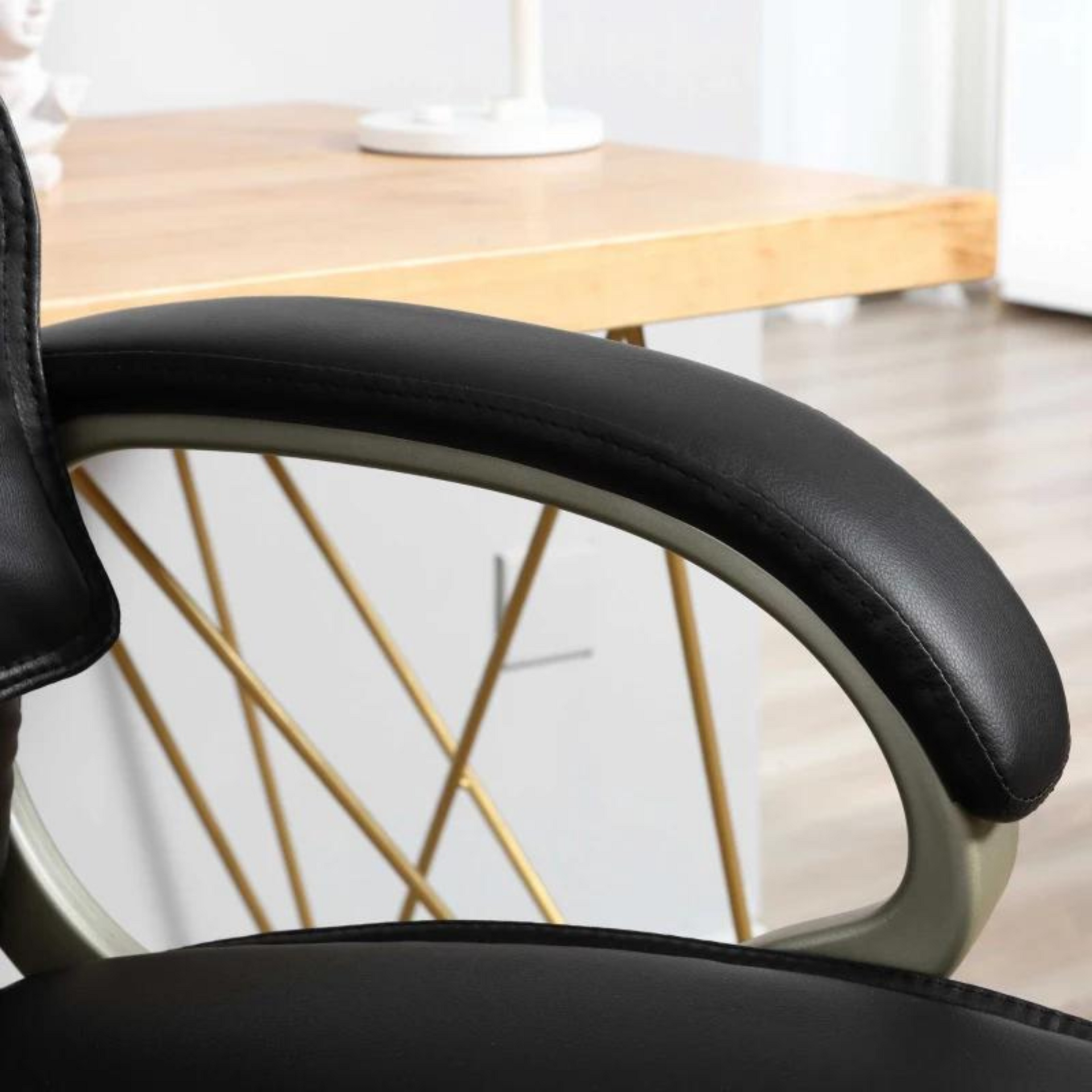 Ergonomische directiestoel in zwart kunstleer met verstelbare zithoogte en wipfunctie