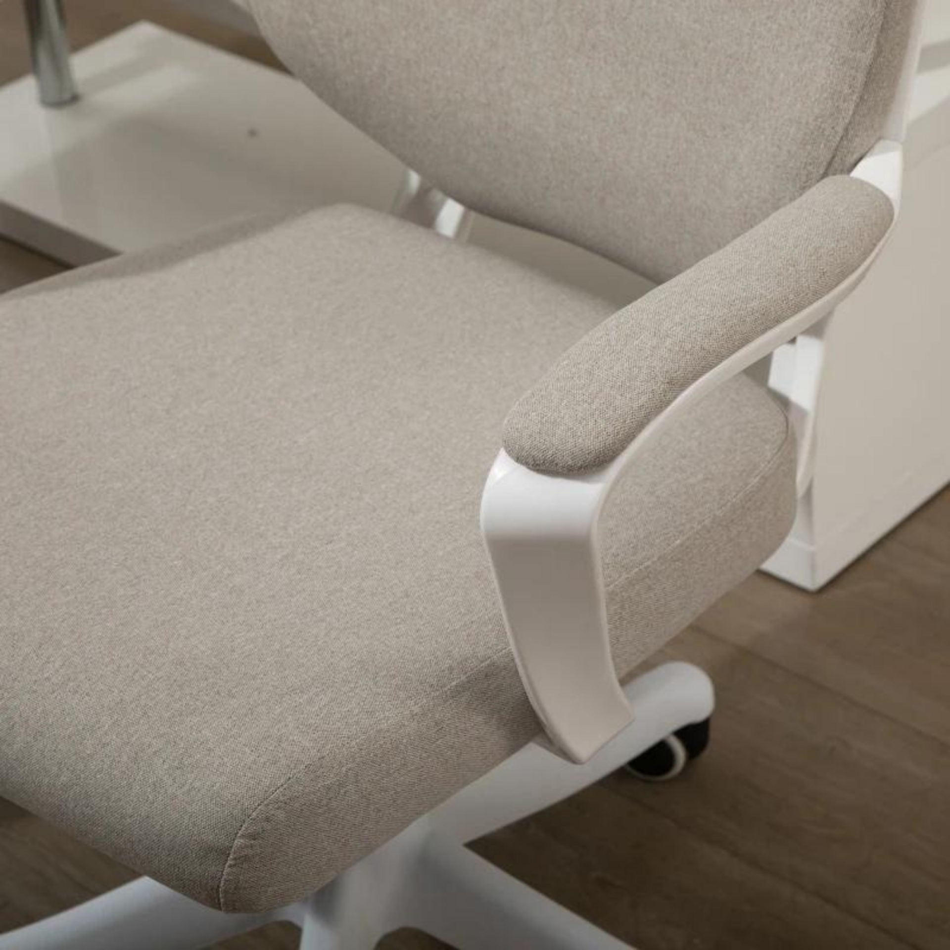 Beige bureaustoel – met wipfunctie en verstelbare zithoogte