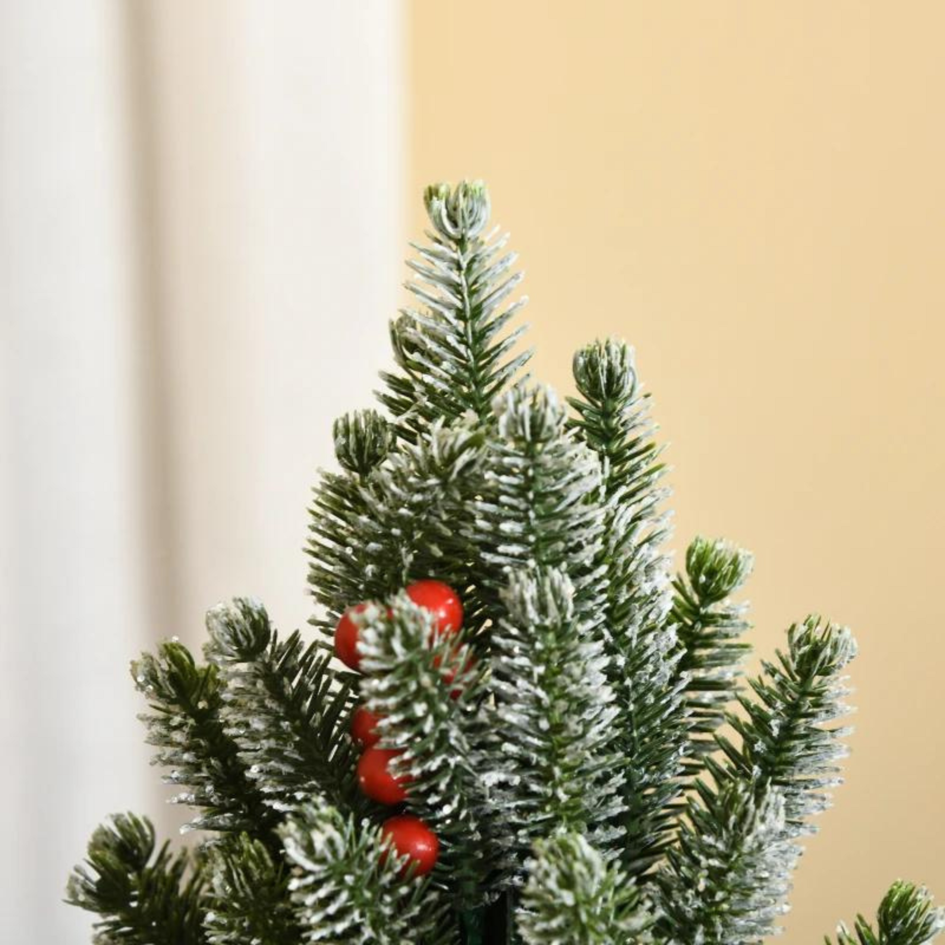 Kunstkerstboom 47 cm – met sneeuw, dennenappels en rode bessen