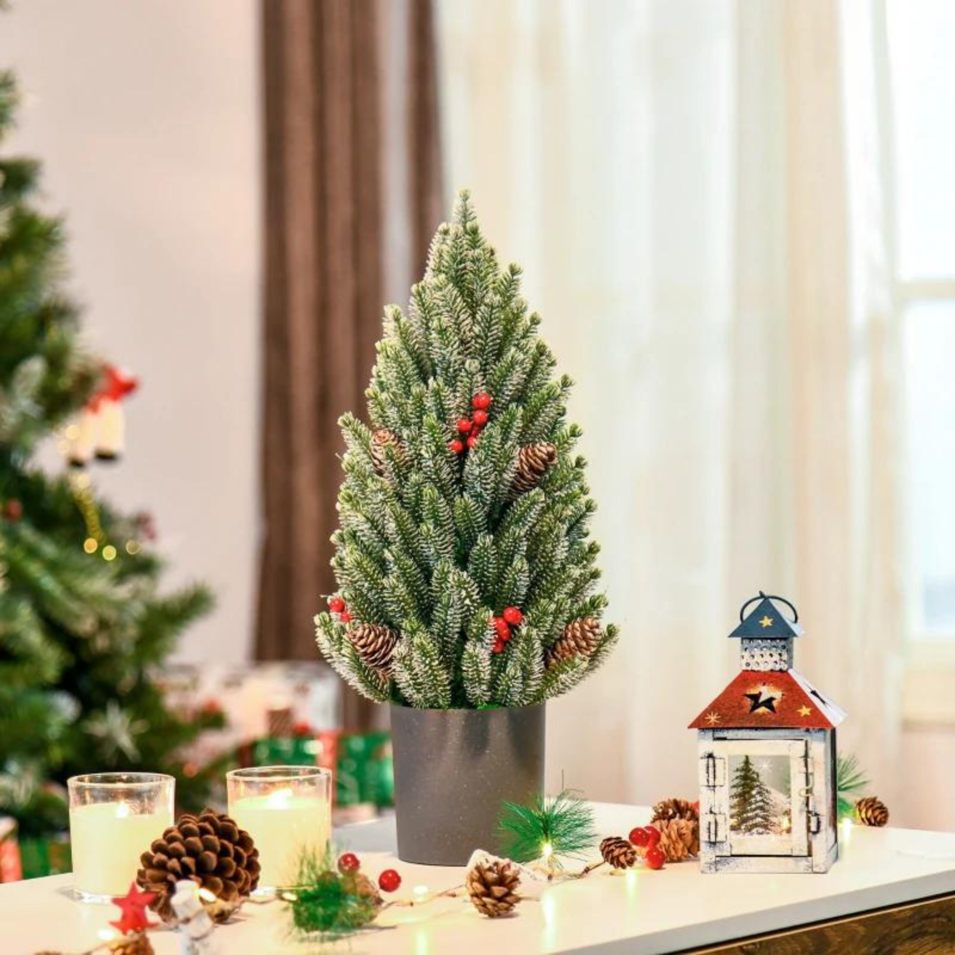 Kunstkerstboom 47 cm – met sneeuw, dennenappels en rode bessen
