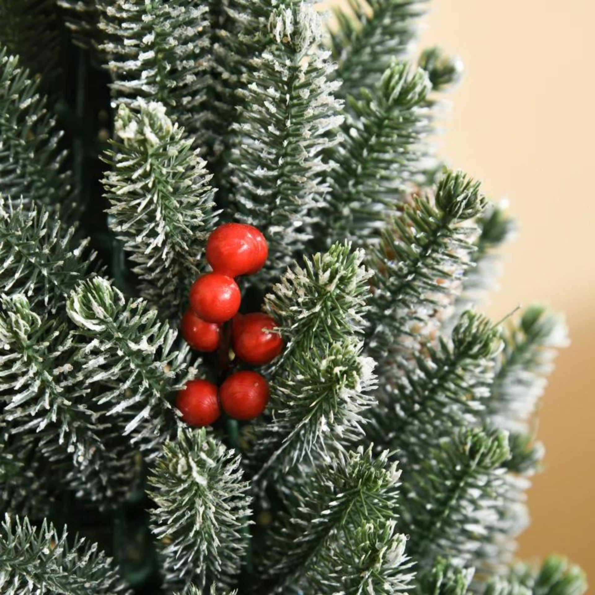 Kunstkerstboom 47 cm – met sneeuw, dennenappels en rode bessen