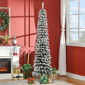 Smalle kunstkerstboom 210 cm – pencil tree met sneeuwaccenten in sfeervolle woonkamer met cadeaus en decoratie