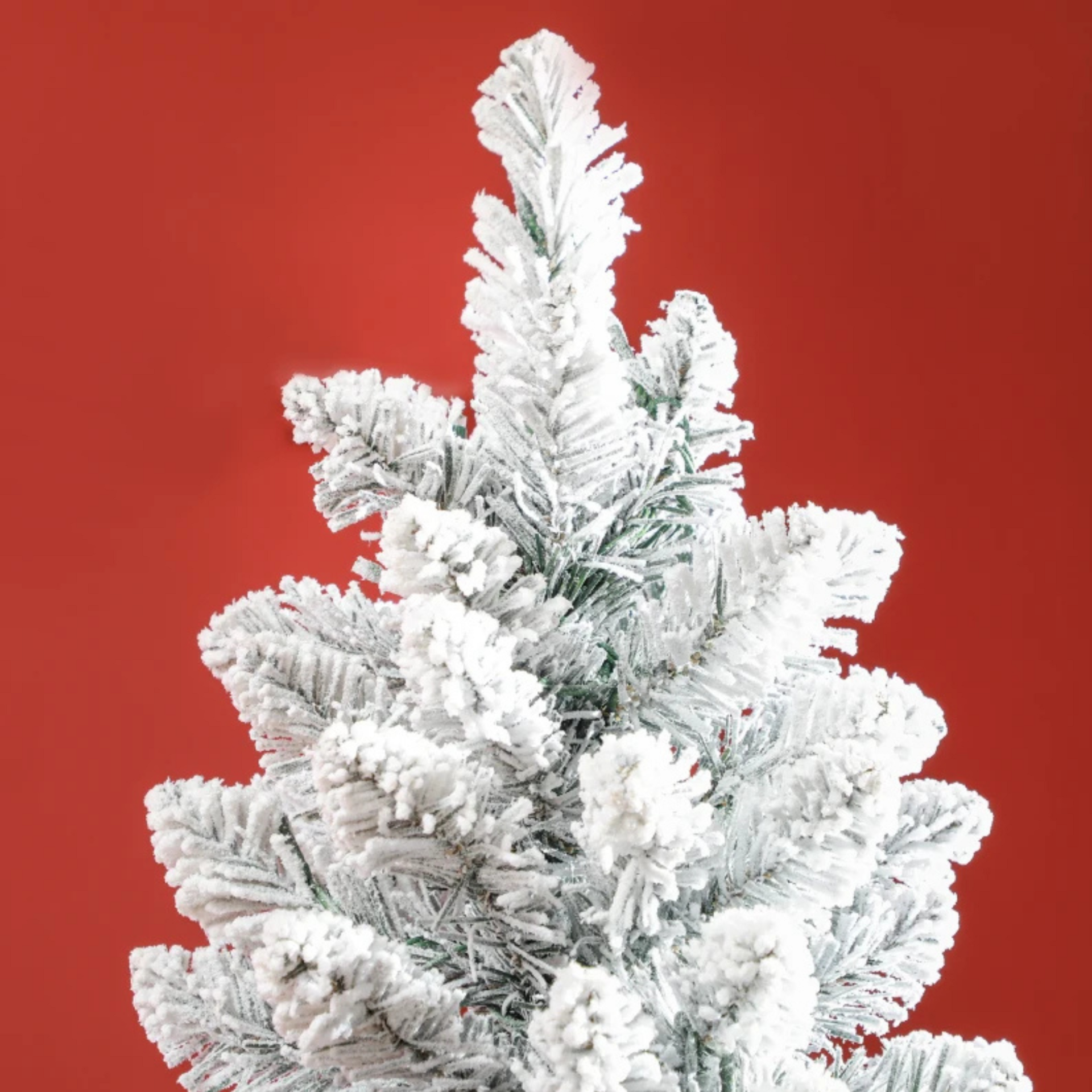 Smalle kunstkerstboom 180 cm – met 150 warmwitte LED's en sneeuwlook