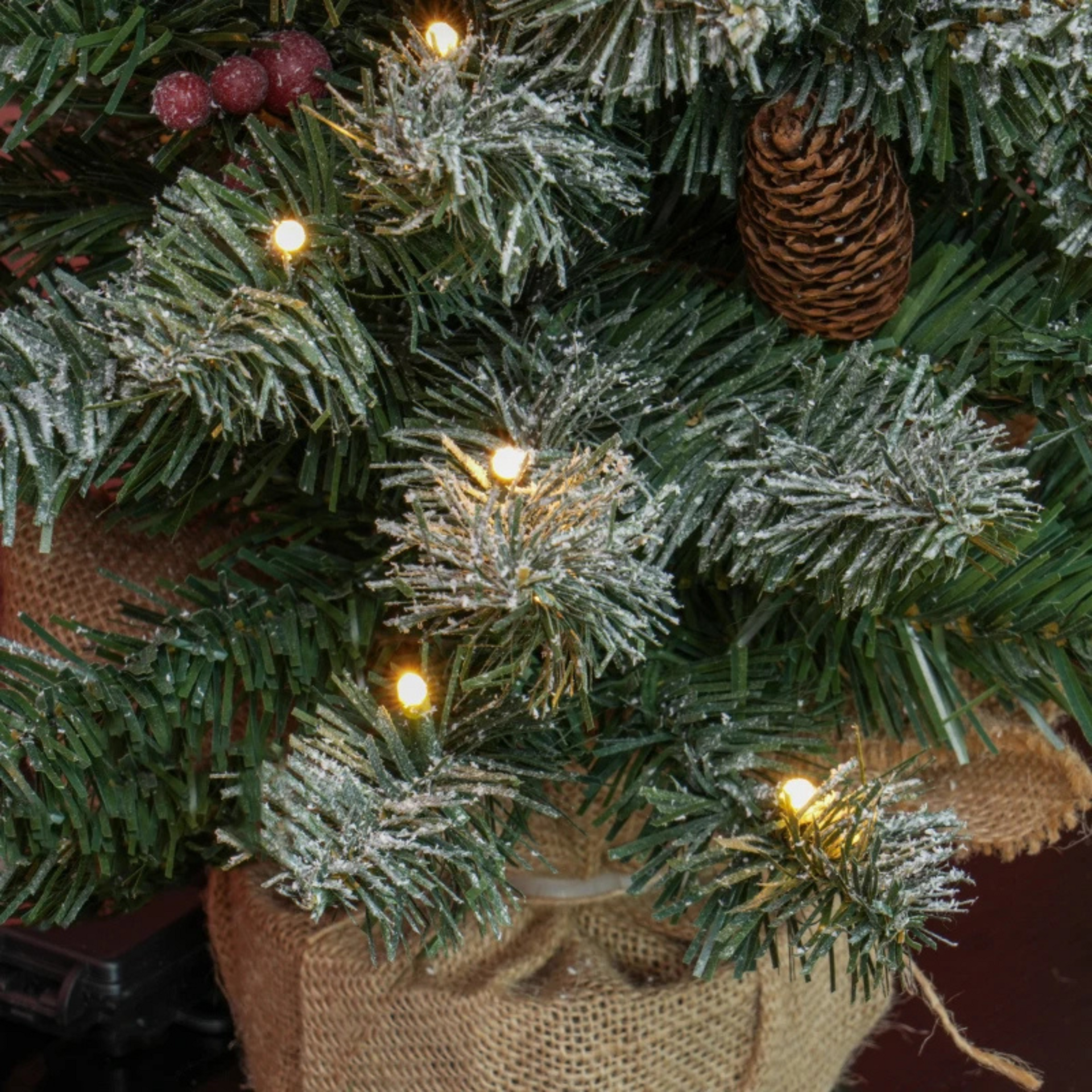 Feestelijke kunstkerstboom met 86 takken en 50 warmwitte LED lampjes 60 cm