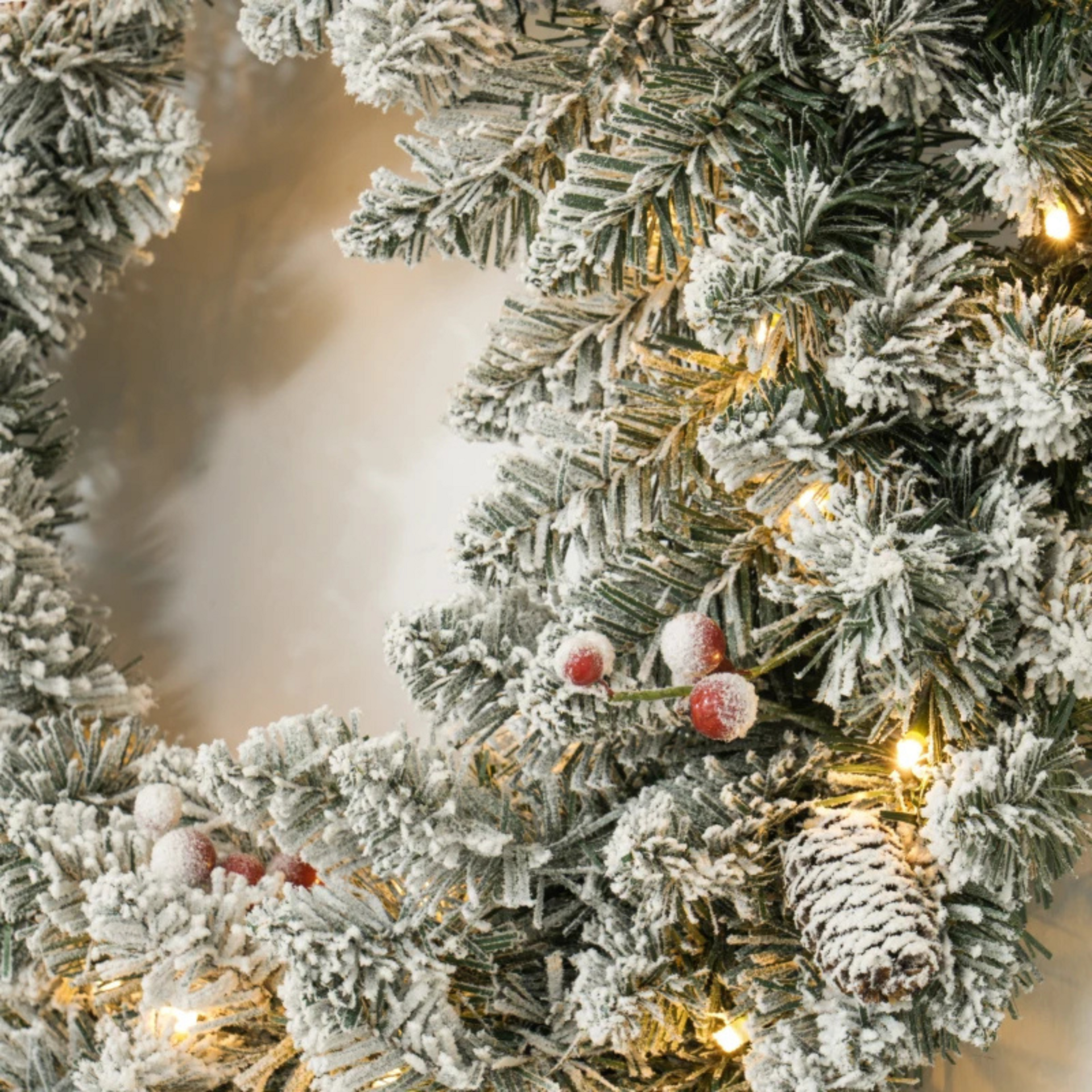 Sfeervolle kerstkrans met 50 LED en sneeuw voor een warme kerstsfeer, 60 cm