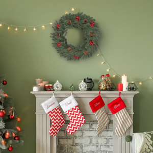 Kunstkerstkrans 60 cm – groen met dennenappels en rode bessen decoratief aan muur boven open haard
