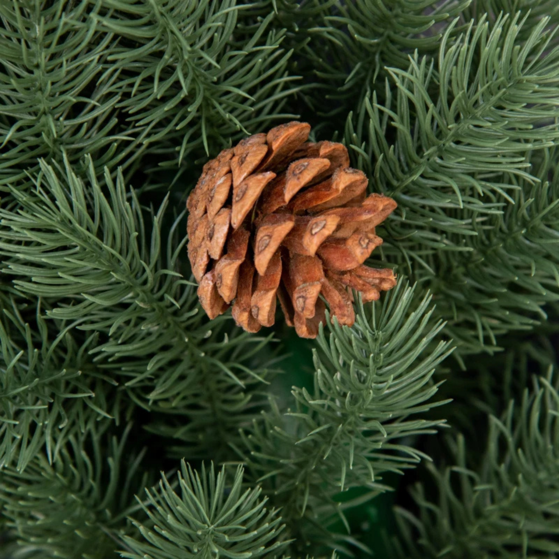 Kunstkerstkrans 60 cm – groen met dennenappels en rode bessen