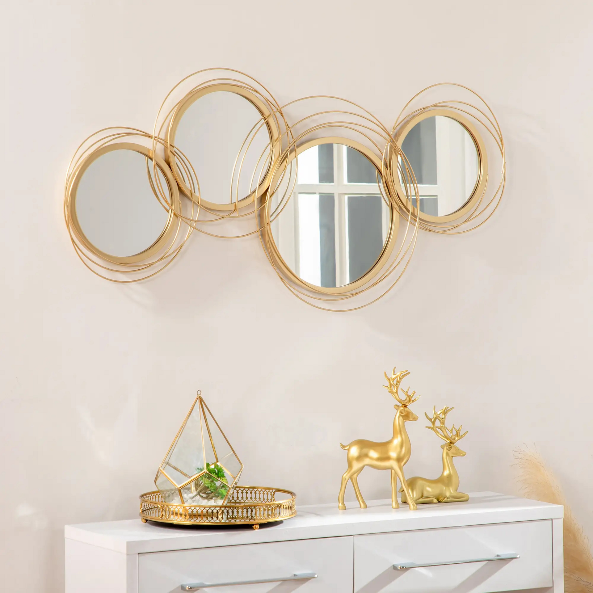 Decoratieve wandspiegel met goudkleurig metalen frame – 107x56 cm