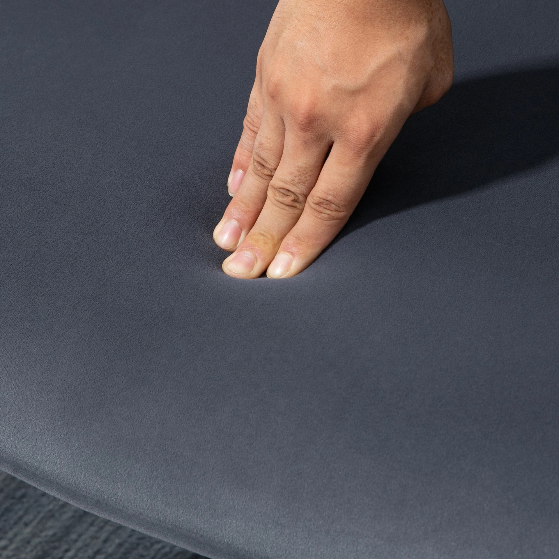 Donkergrijze fauteuil met voetenbankje – comfortabel zitten in stijlvol design
