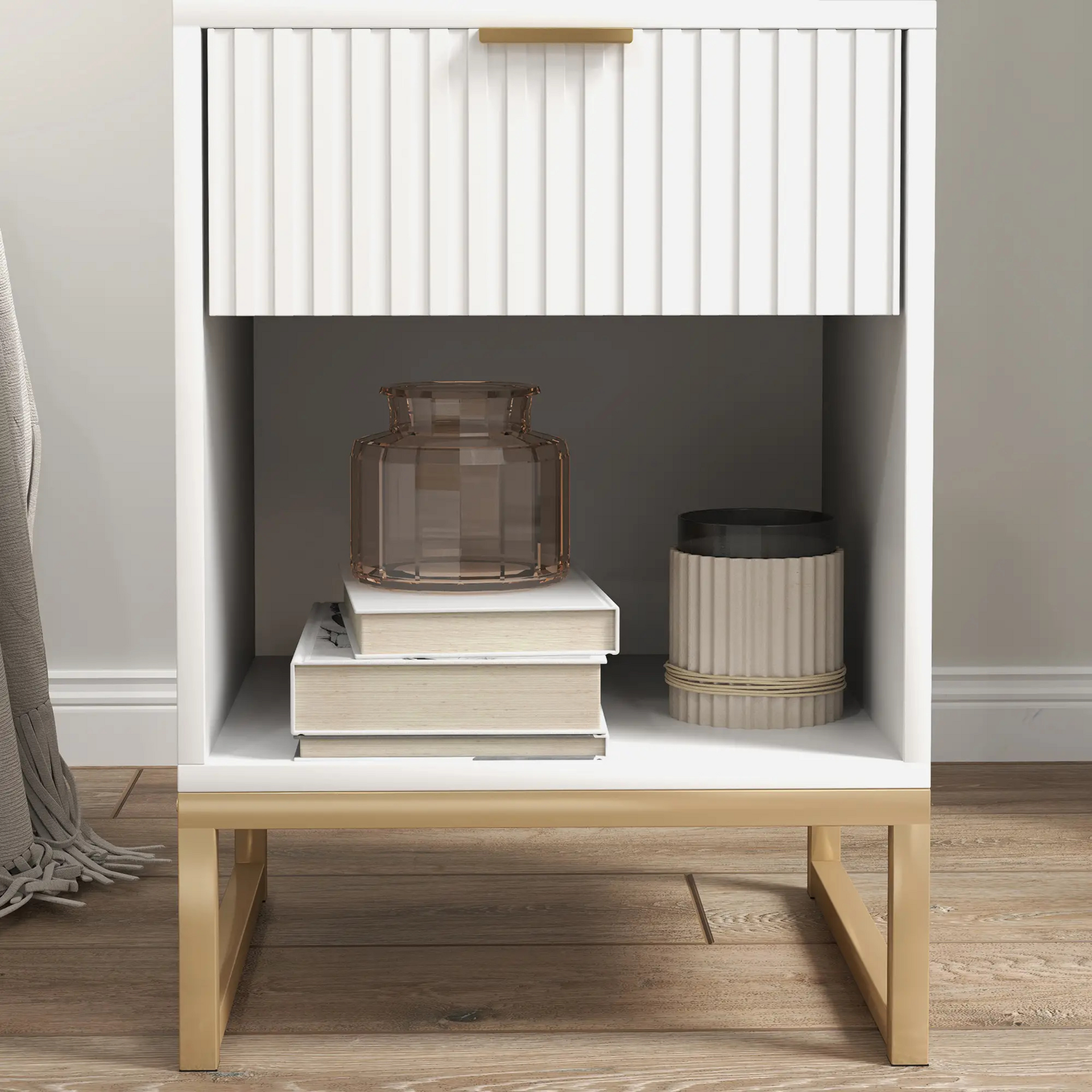 Wit nachtkastje met lade – modern ontwerp met goudkleurige poten