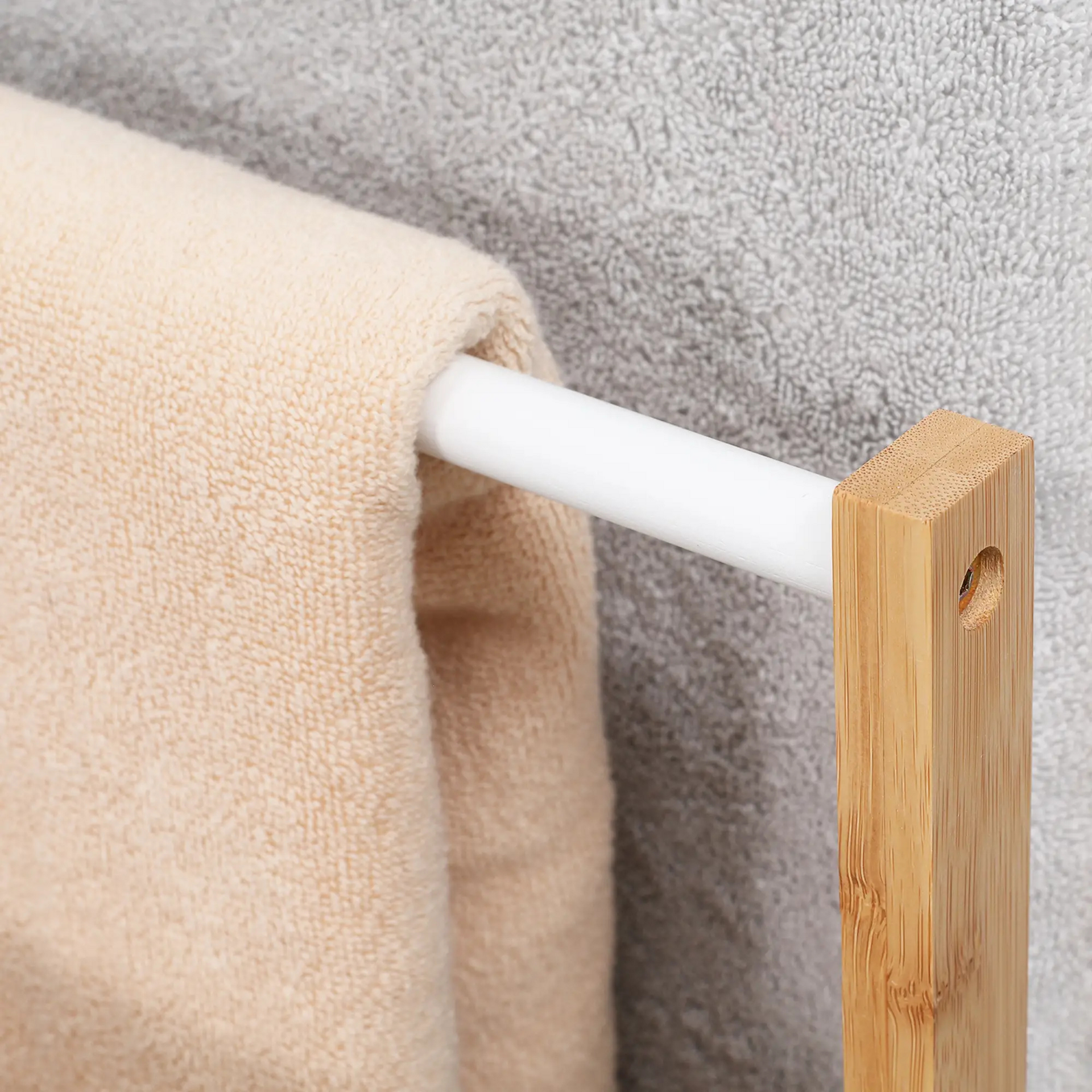 Vrijstaand bamboe handdoekenrek met 3 stangen – compact en elegant badkameraccessoire