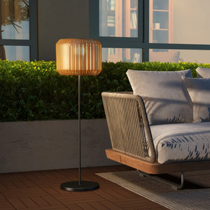 Solar tuinlamp van rattan Ø34x130 cm – sfeervolle verlichting voor buiten met warme gloed naast loungeset in tuin.