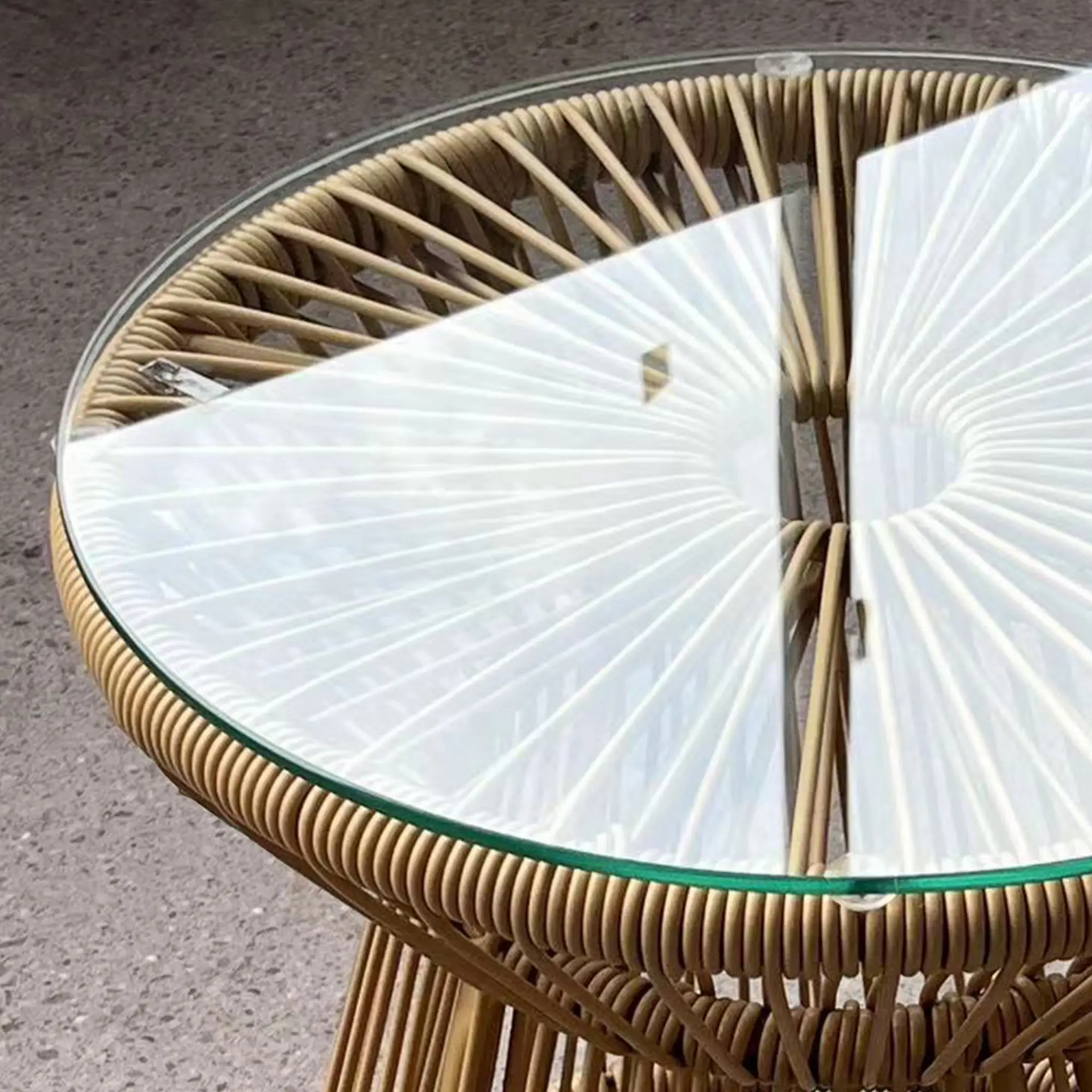 Beige rattan boho bijzettafel 40x40x42 cm – met gehard glasblad