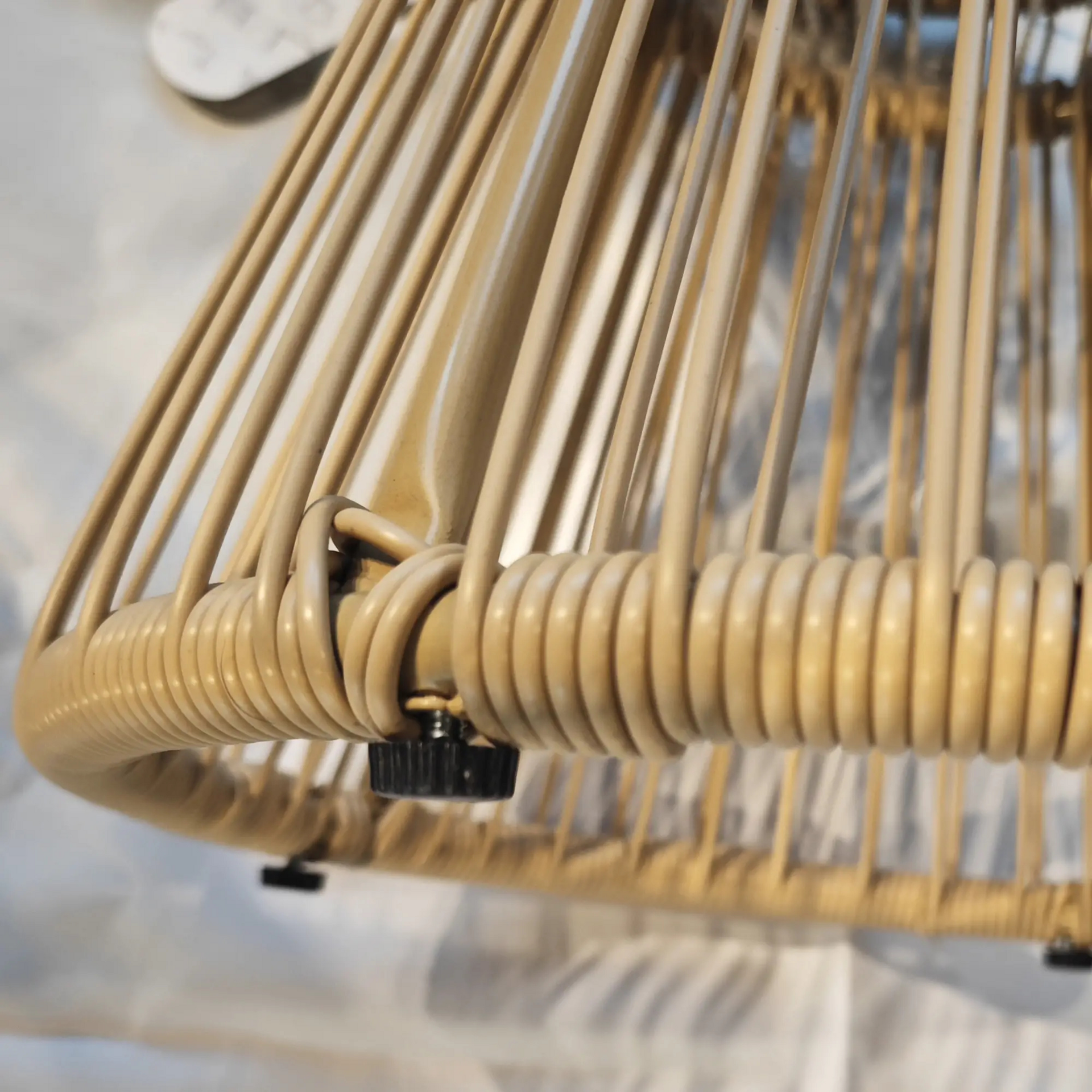 Beige rattan boho bijzettafel 40x40x42 cm – met gehard glasblad