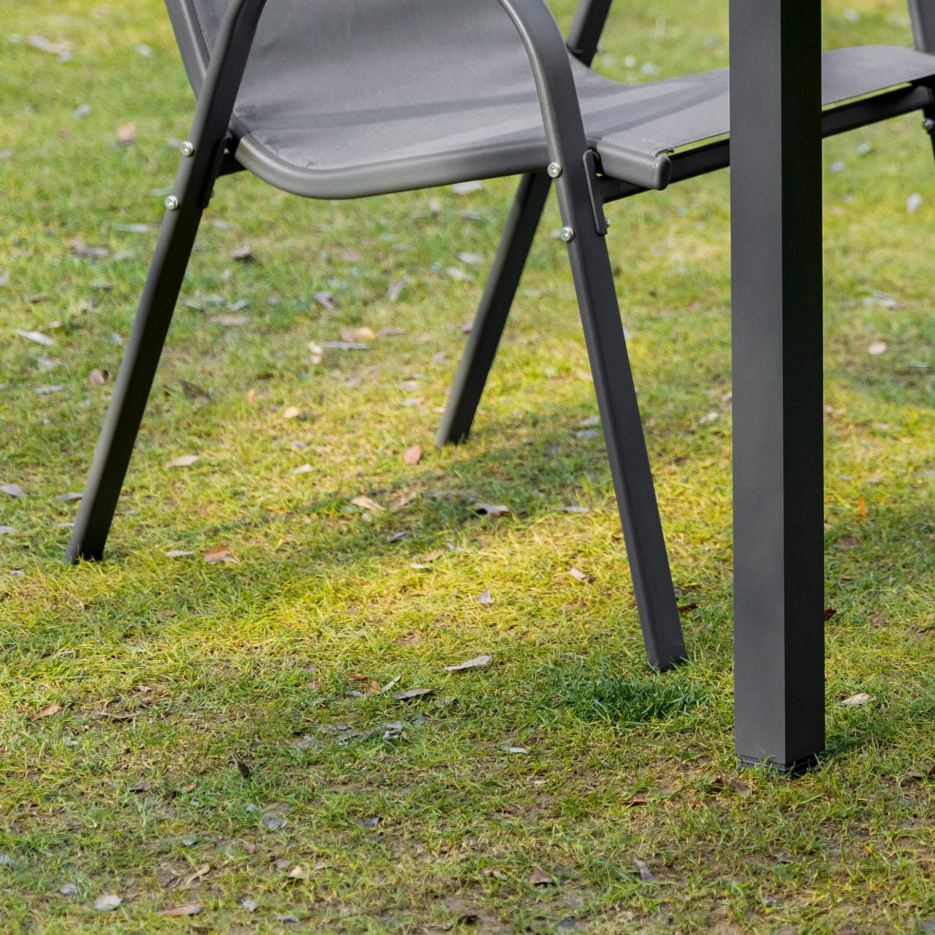 Grijze tuinstoelenset met armleuningen – stapelbaar en ademend mesh