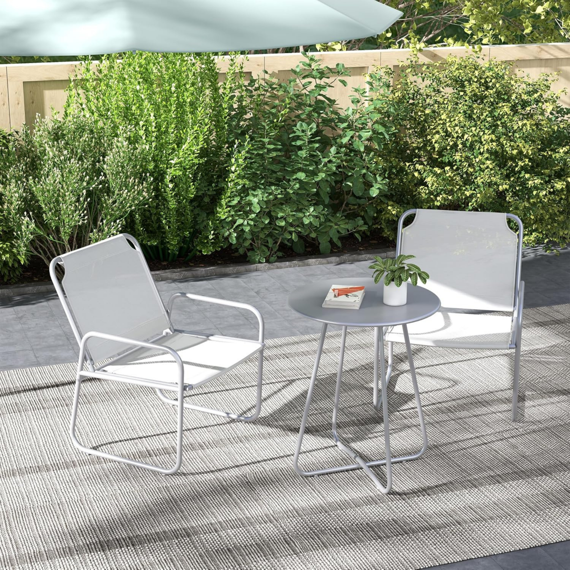 Grijze 3-delige bistroset – ademende stoelen en metalen tafel voor balkon of tuin