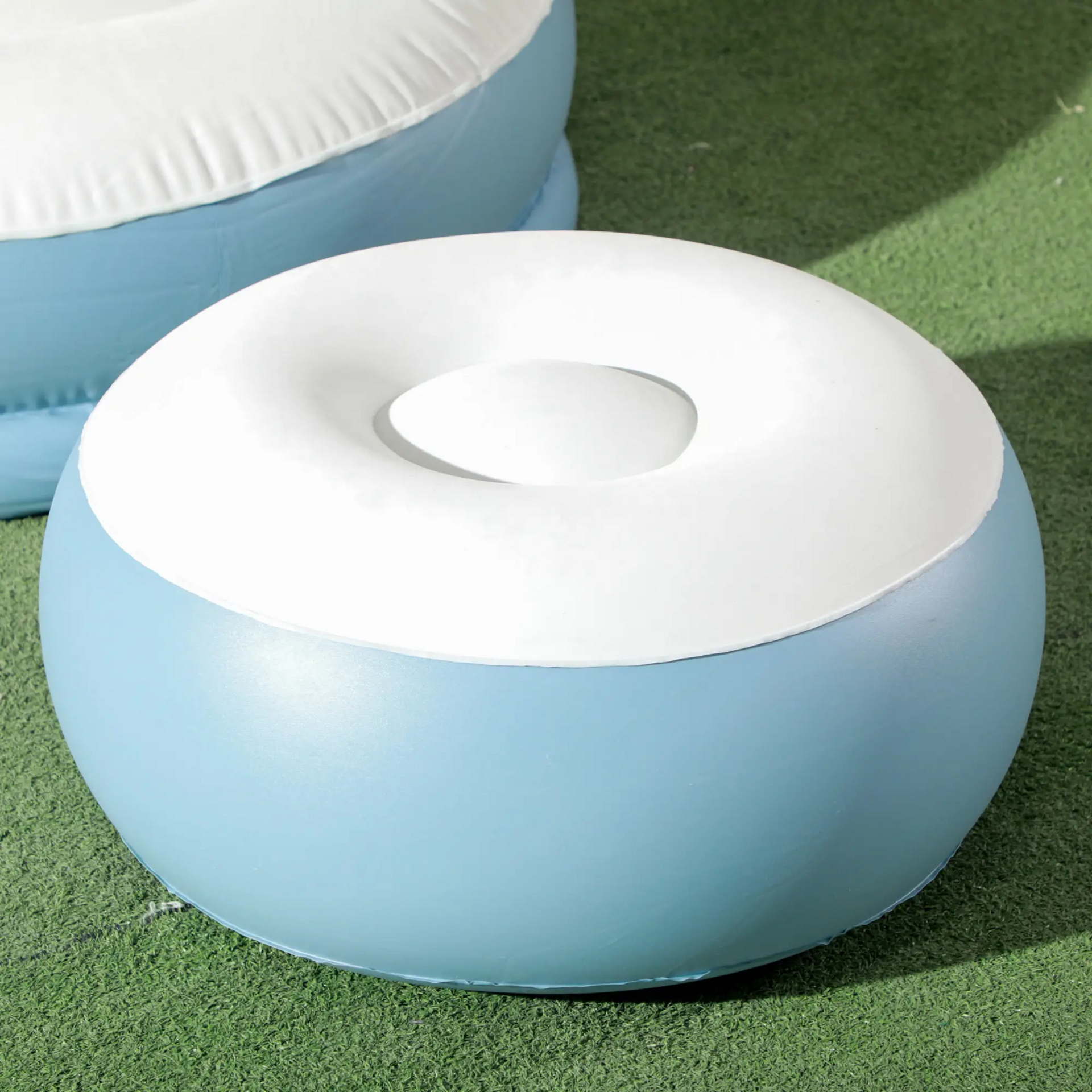 Comfortabele witte relaxstoel met voetenbank opblaasbaar – 125x100x87 cm