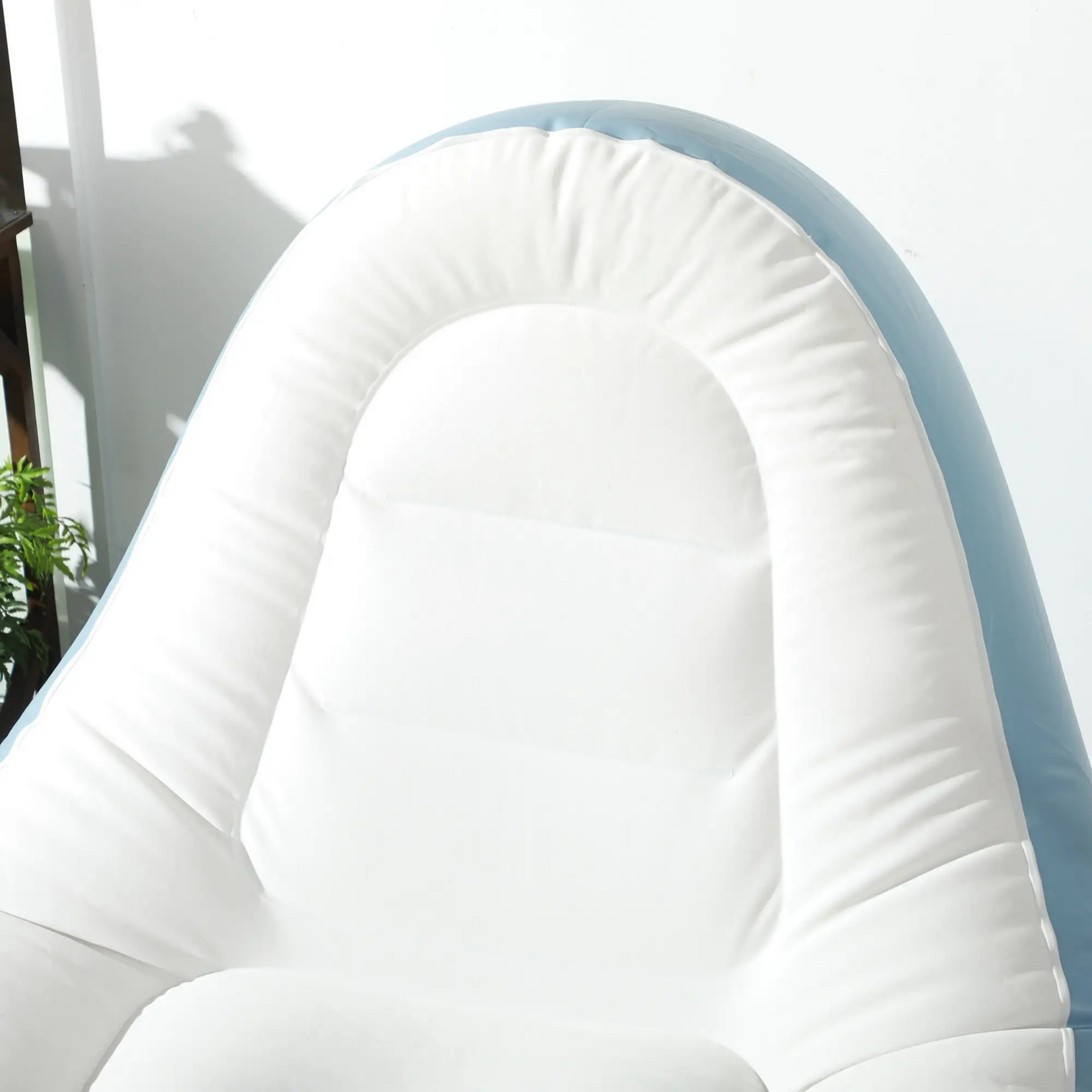 Comfortabele witte relaxstoel met voetenbank opblaasbaar – 125x100x87 cm