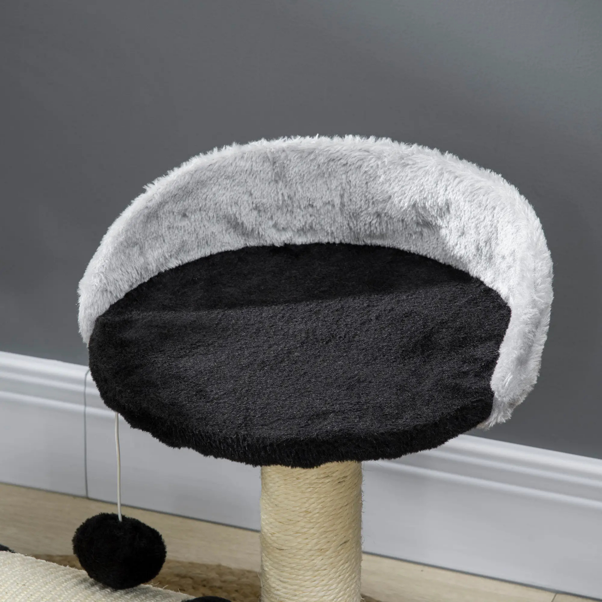 Compacte zwarte krabpaal 35x37x46 cm – met speelbal en sisal