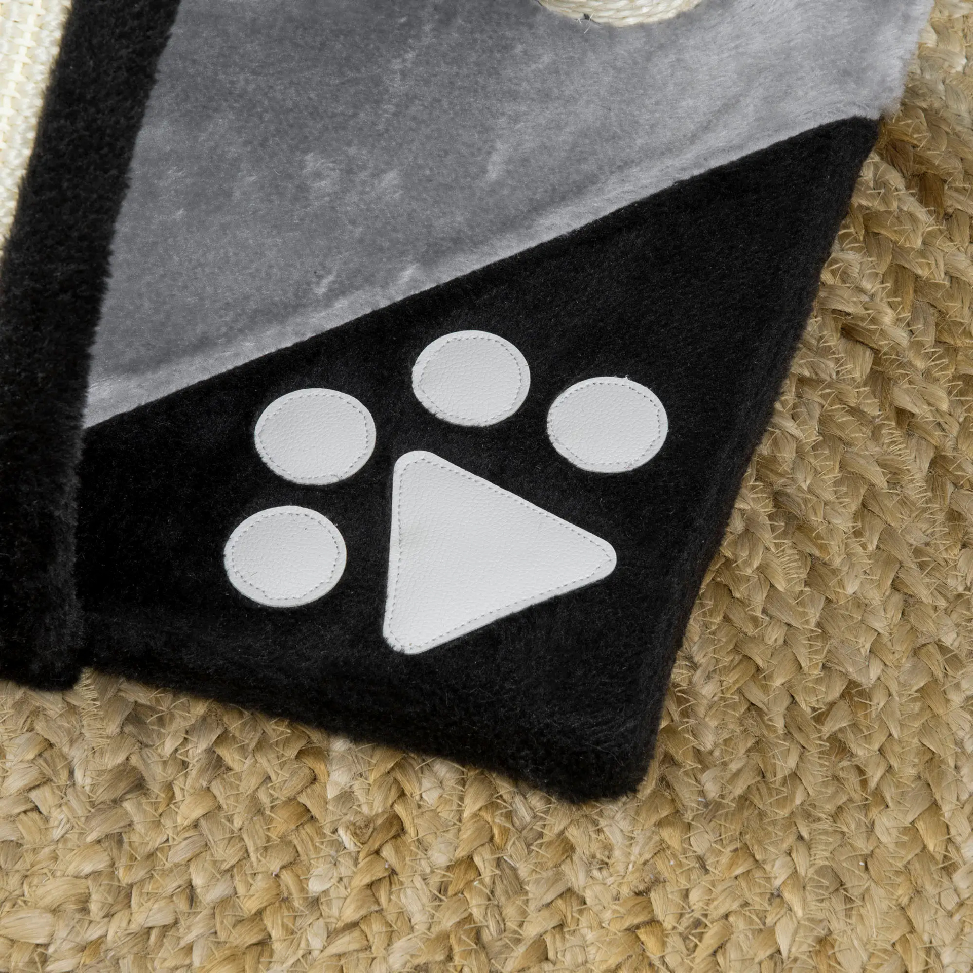 Compacte zwarte krabpaal 35x37x46 cm – met speelbal en sisal