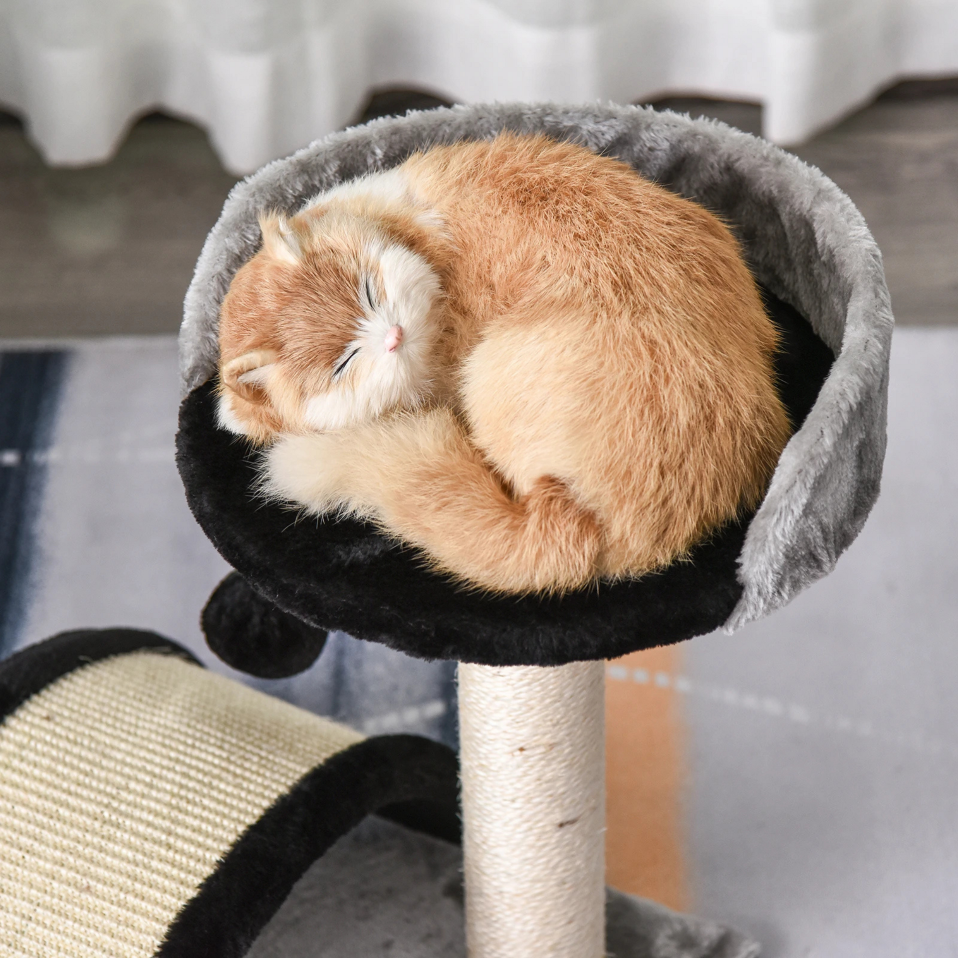 Compacte zwarte krabpaal 35x37x46 cm – met speelbal en sisal