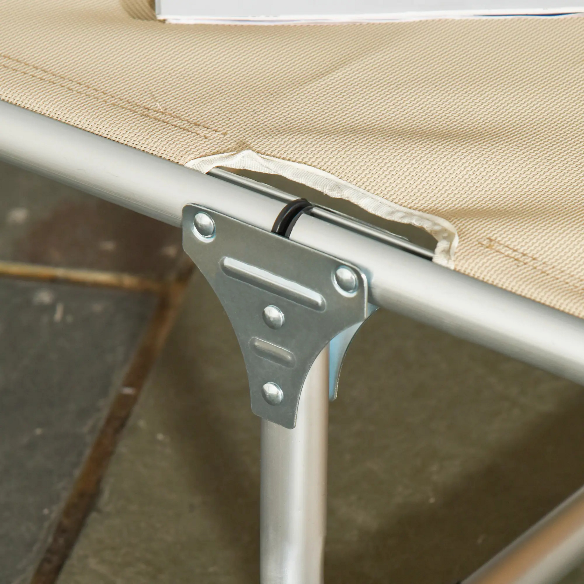 Opvouwbaar ligbed beige zonnebed en relaxstoel voor tuin en strand