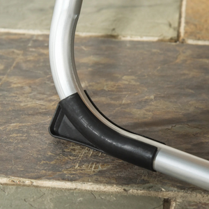 Detail close-up van stevige frameverbinding en antislip voet van opvouwbaar ligbed beige zonnebed en relaxstoel voor tuin en strand