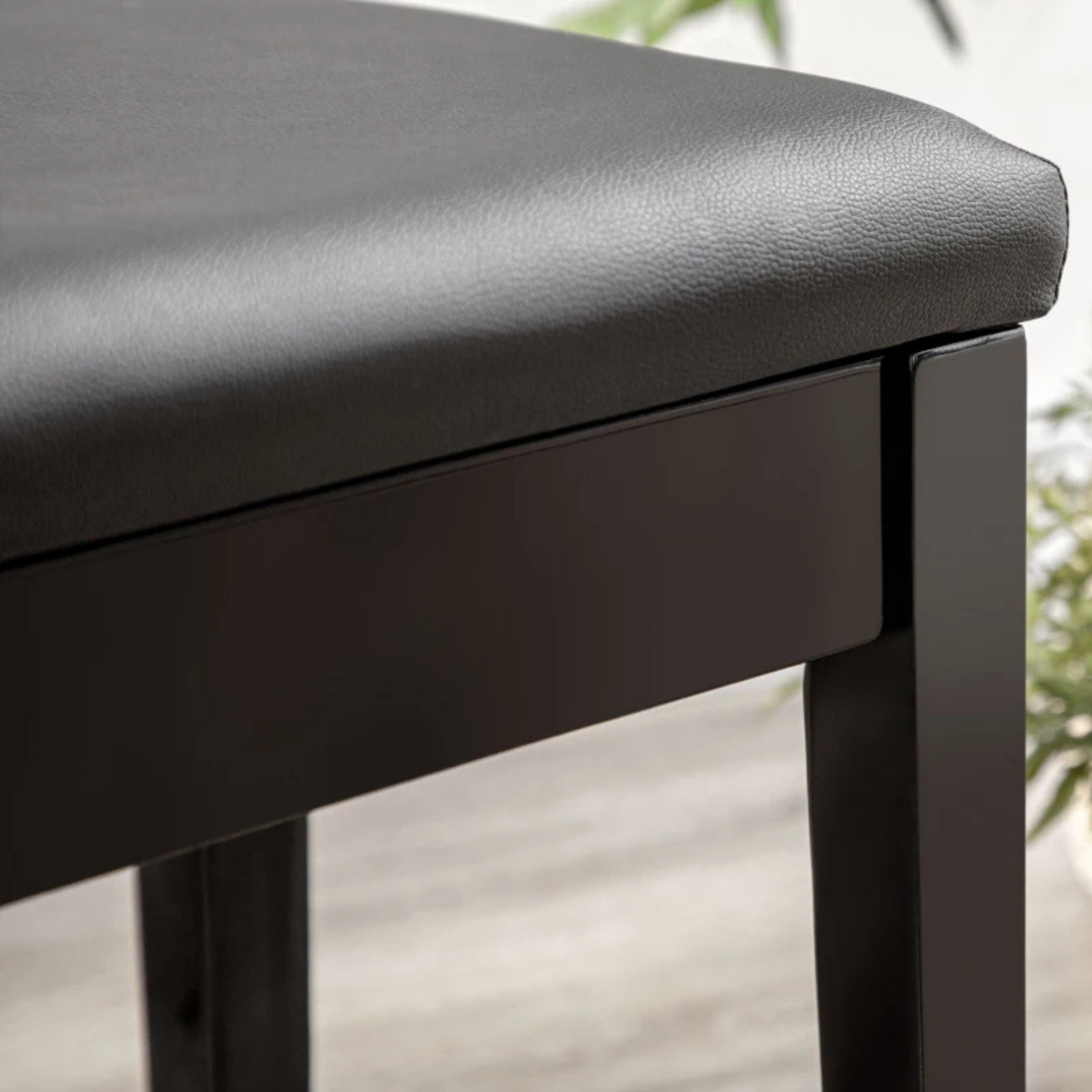 Zwarte pianokruk met opbergruimte en modern stijlvol design