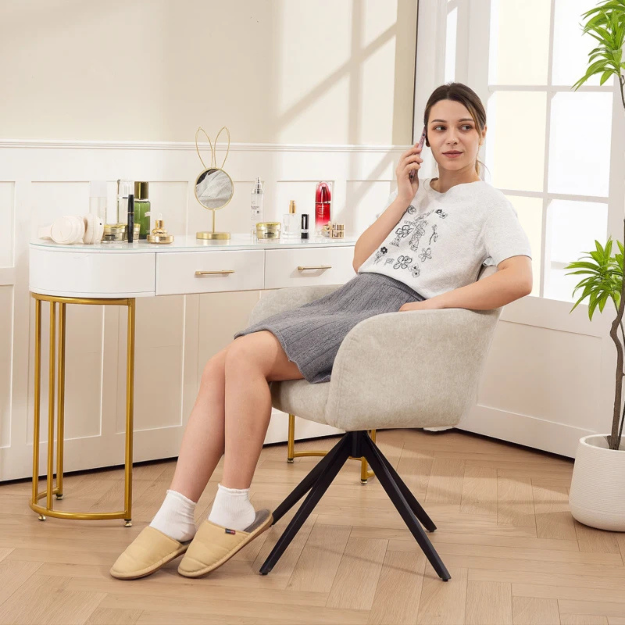 Beige gestoffeerde draaistoel met 360° draaibasis voor comfortabel zitten en moderne woonkamerinrichting