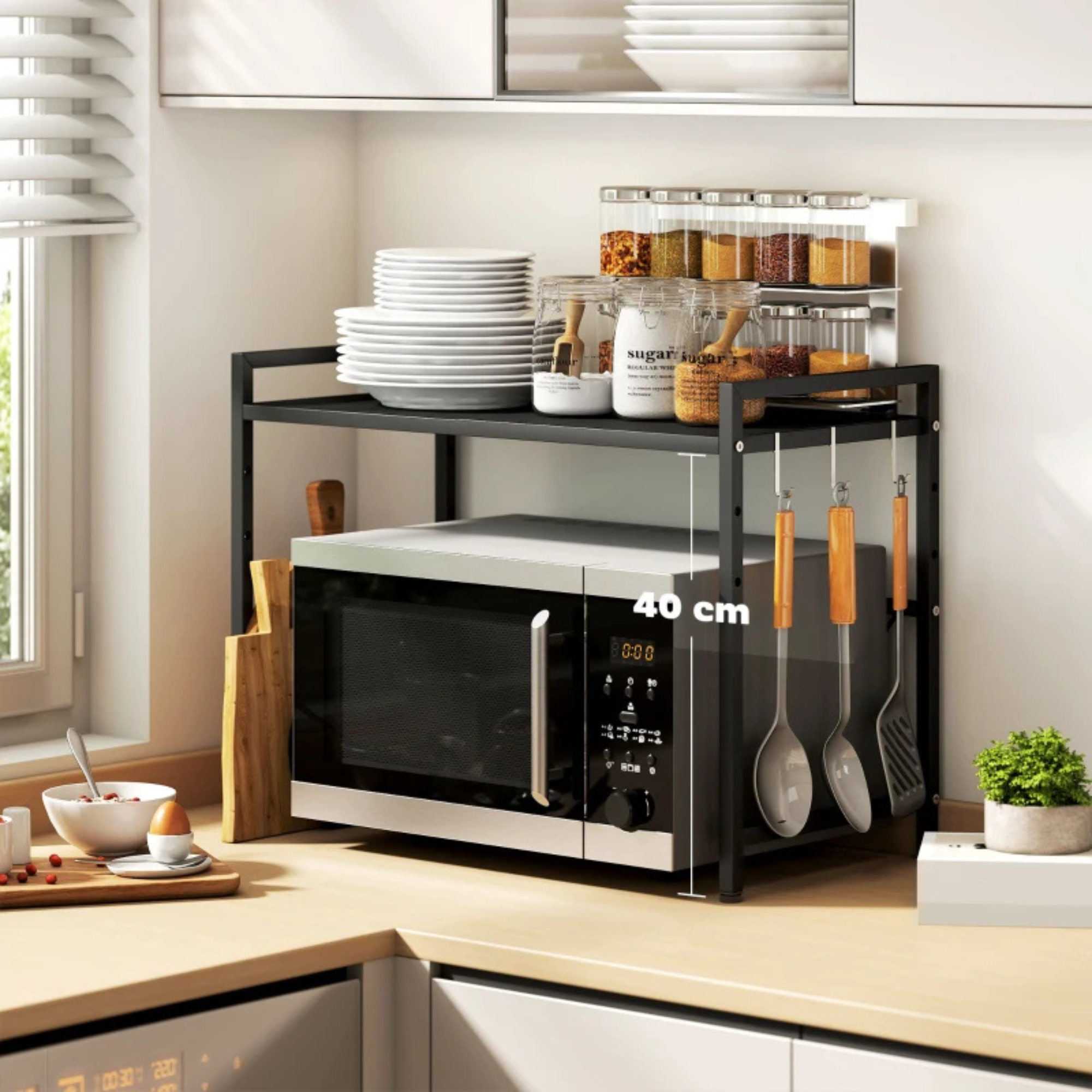 Uitschuifbaar zwart metalen magnetronrek met verstelbare lagen voor keukenruimte – praktisch en ruimtebesparend design