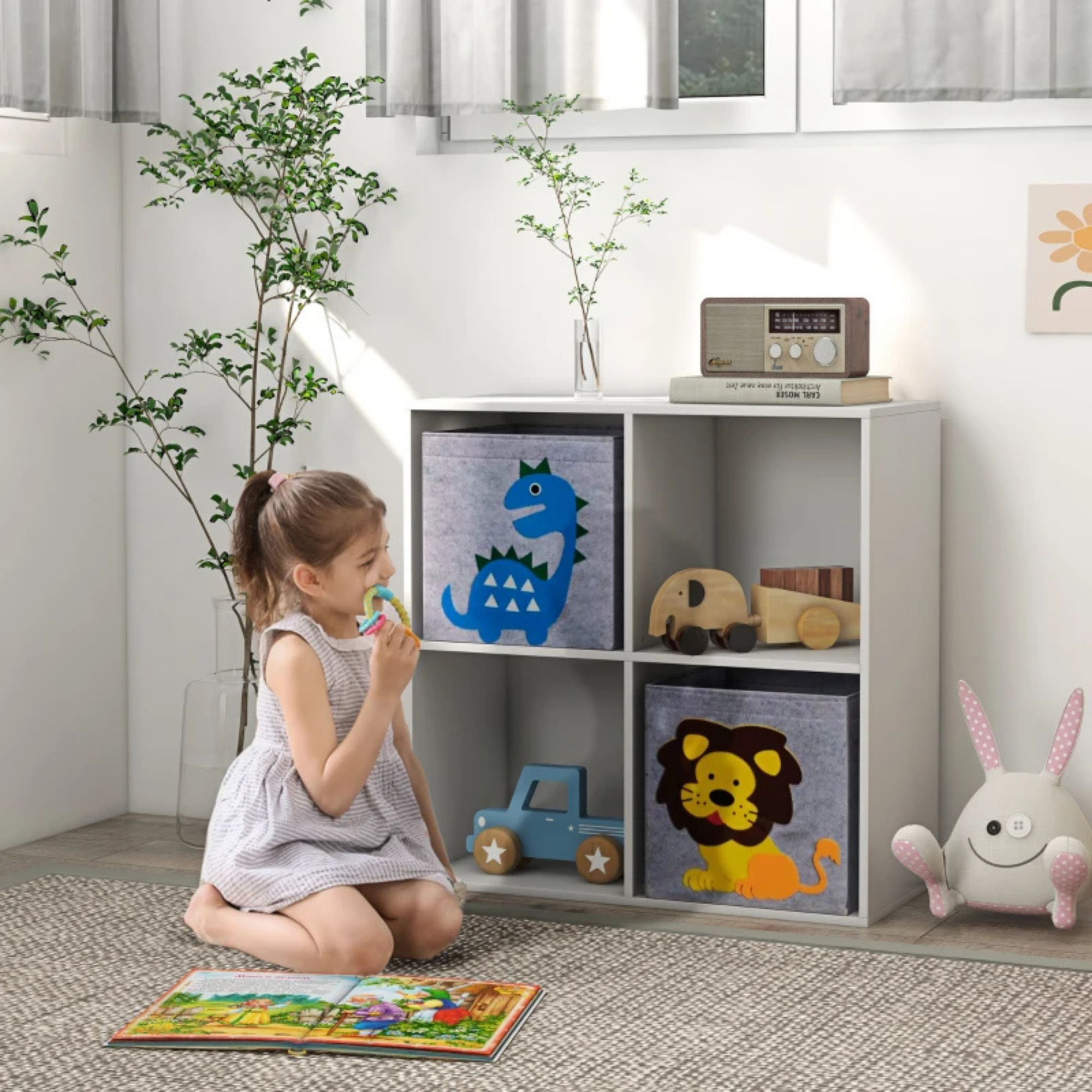 Witte speelgoedkast met opbergdozen voor kinderkamer met vier vakken voor speelgoed en boeken in modern compact design