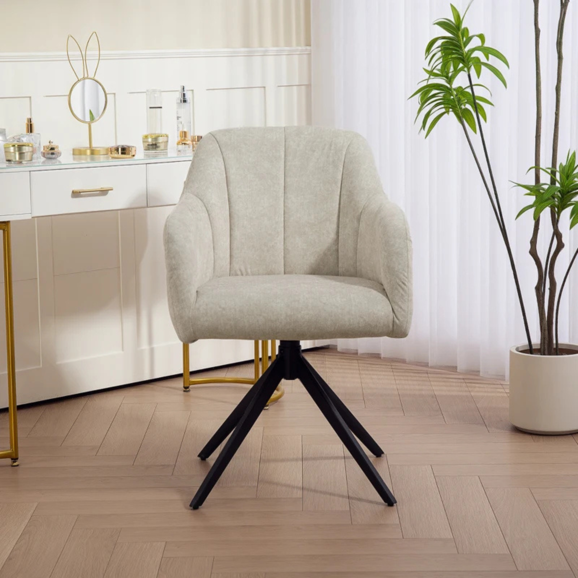 Beige gestoffeerde draaistoel met 360° draaibasis voor comfortabel zitten met modern design en stevige zwarte metalen poten