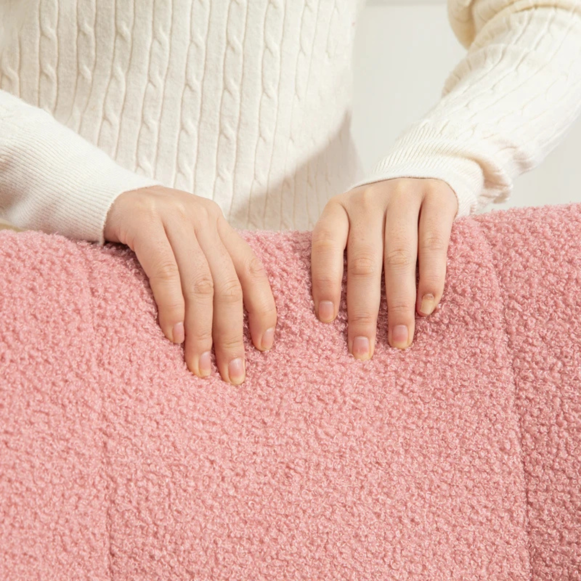 Comfortabele roze schommelstoel voor woonkamer of slaapkamer met zachte, warme en behaaglijke stof voor ultiem ontspanningseffect.