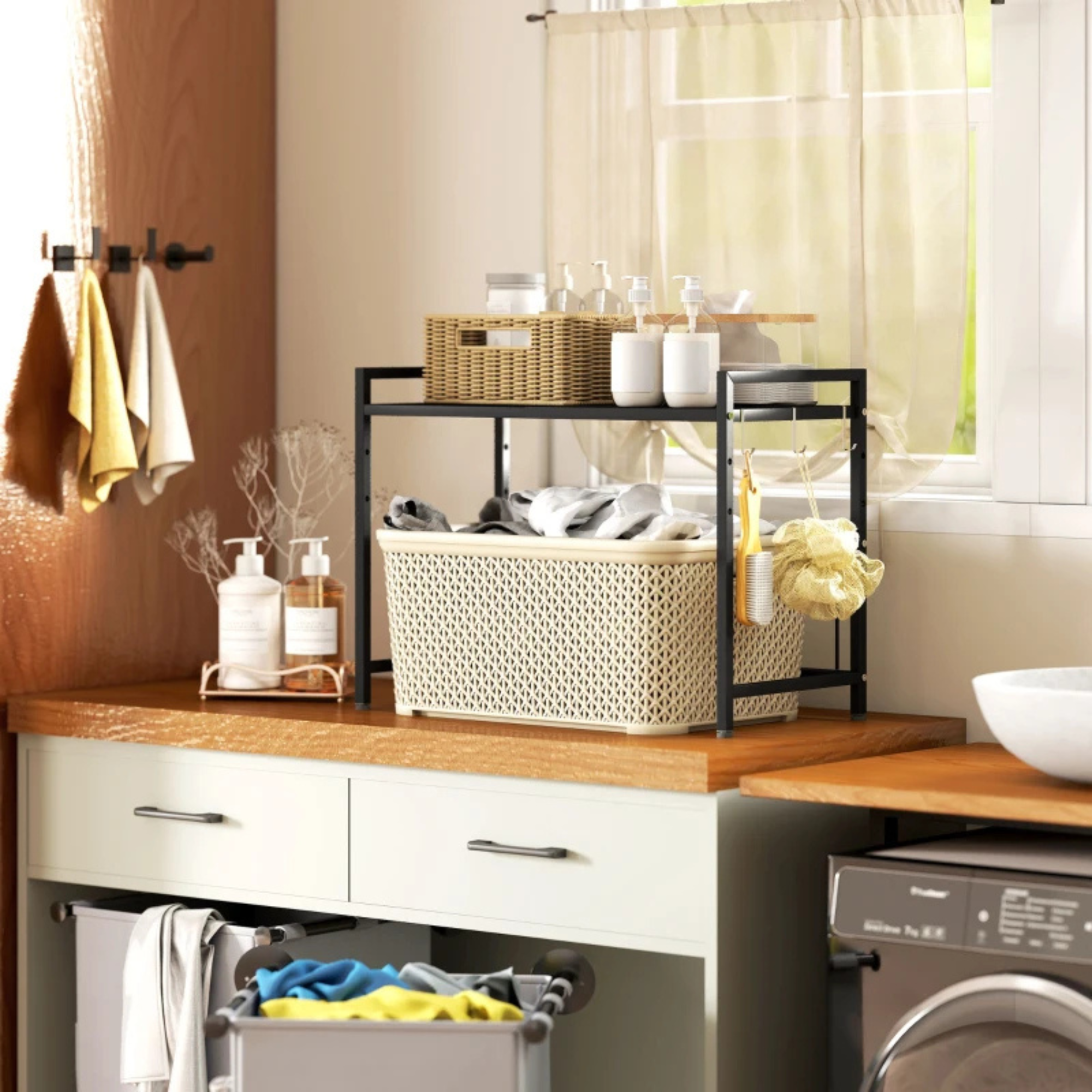 Uitschuifbaar zwart metalen magnetronrek met verstelbare lagen voor keukenruimte voor efficiënt organiseren en extra opbergruimte