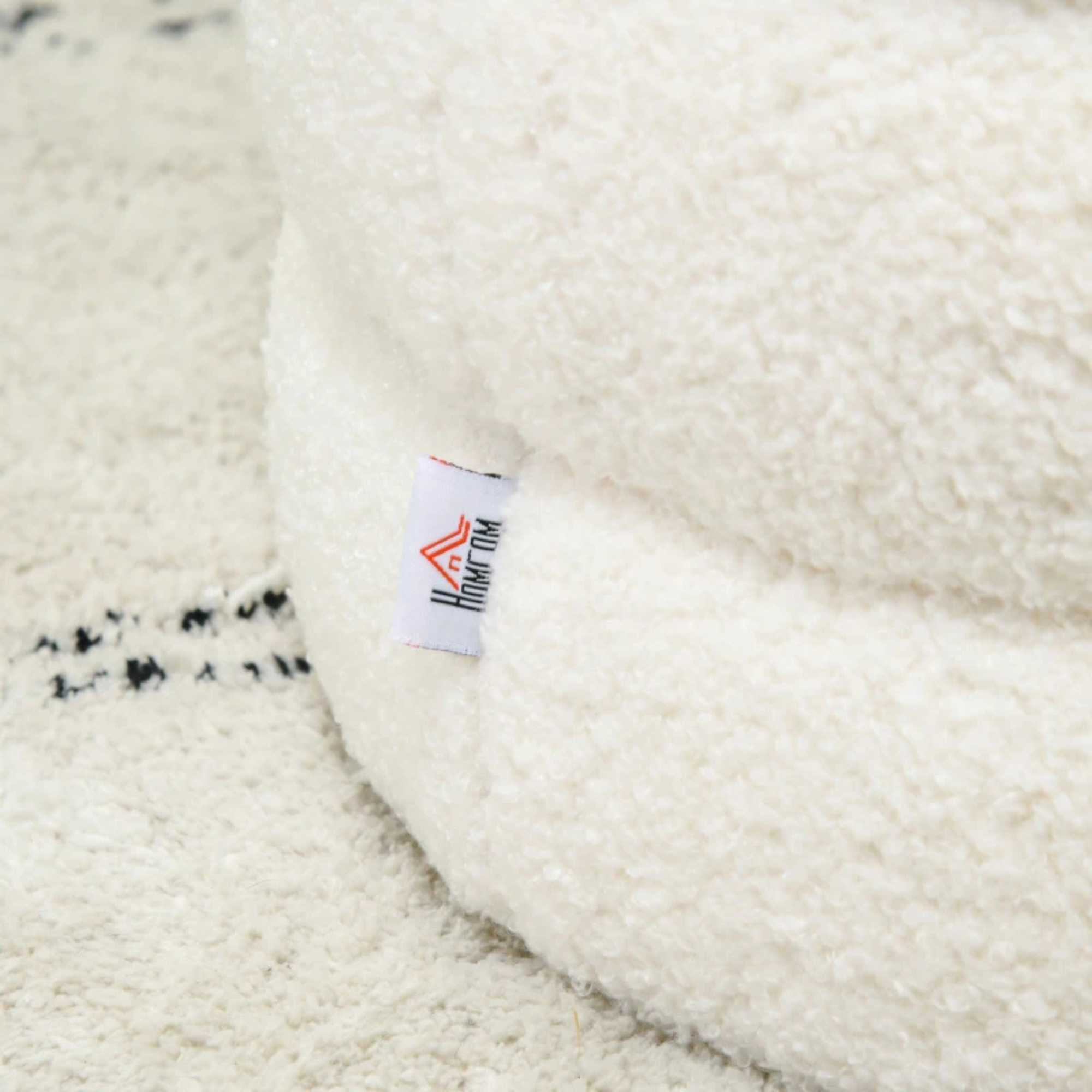 Comfortabel wit rond voetenbankje met modern design 40x45 cm met zacht sherpa stof voor een warme sfeer in huis