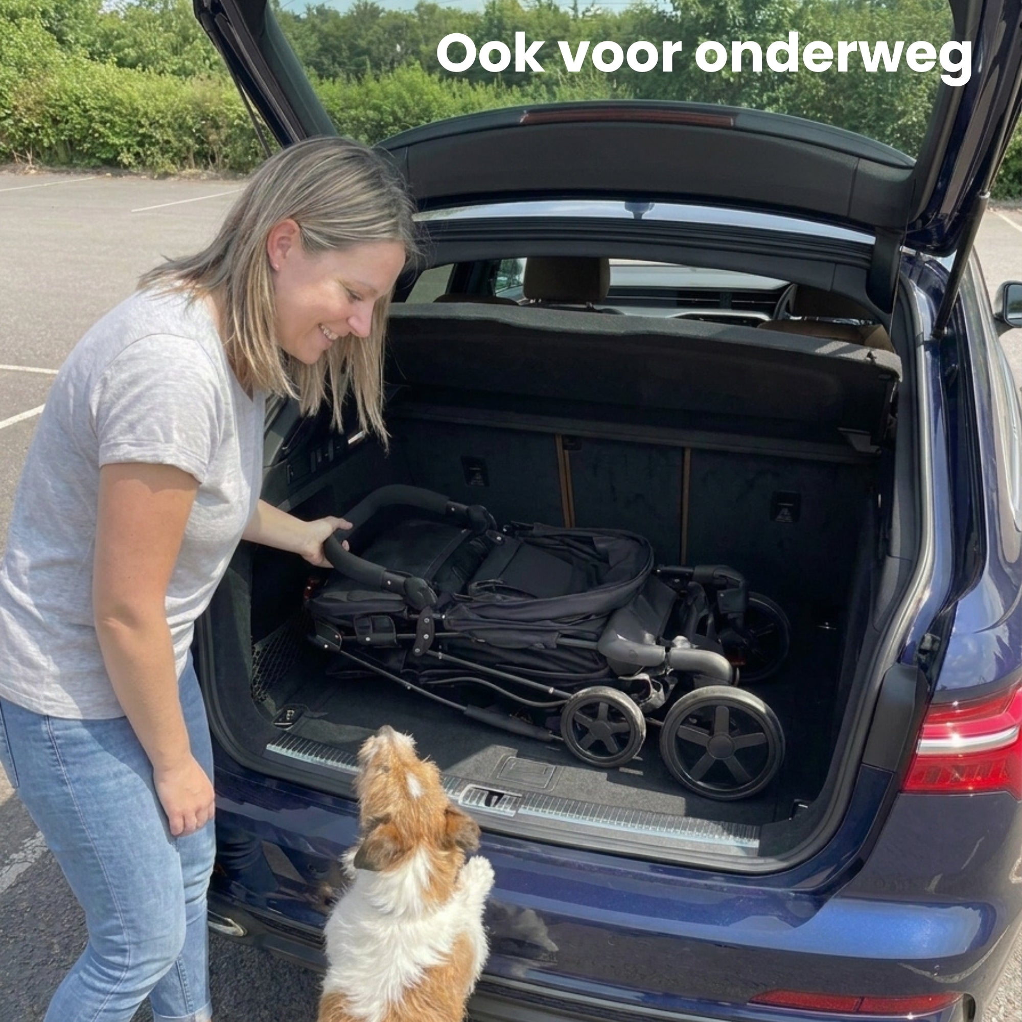 Hondenbuggy inklapbaar met regenhoes belastbaar tot 15 kg Zwart compact ingeklapt in de kofferbak van een auto, klaar voor onderweg met vrouw en hond erbij.