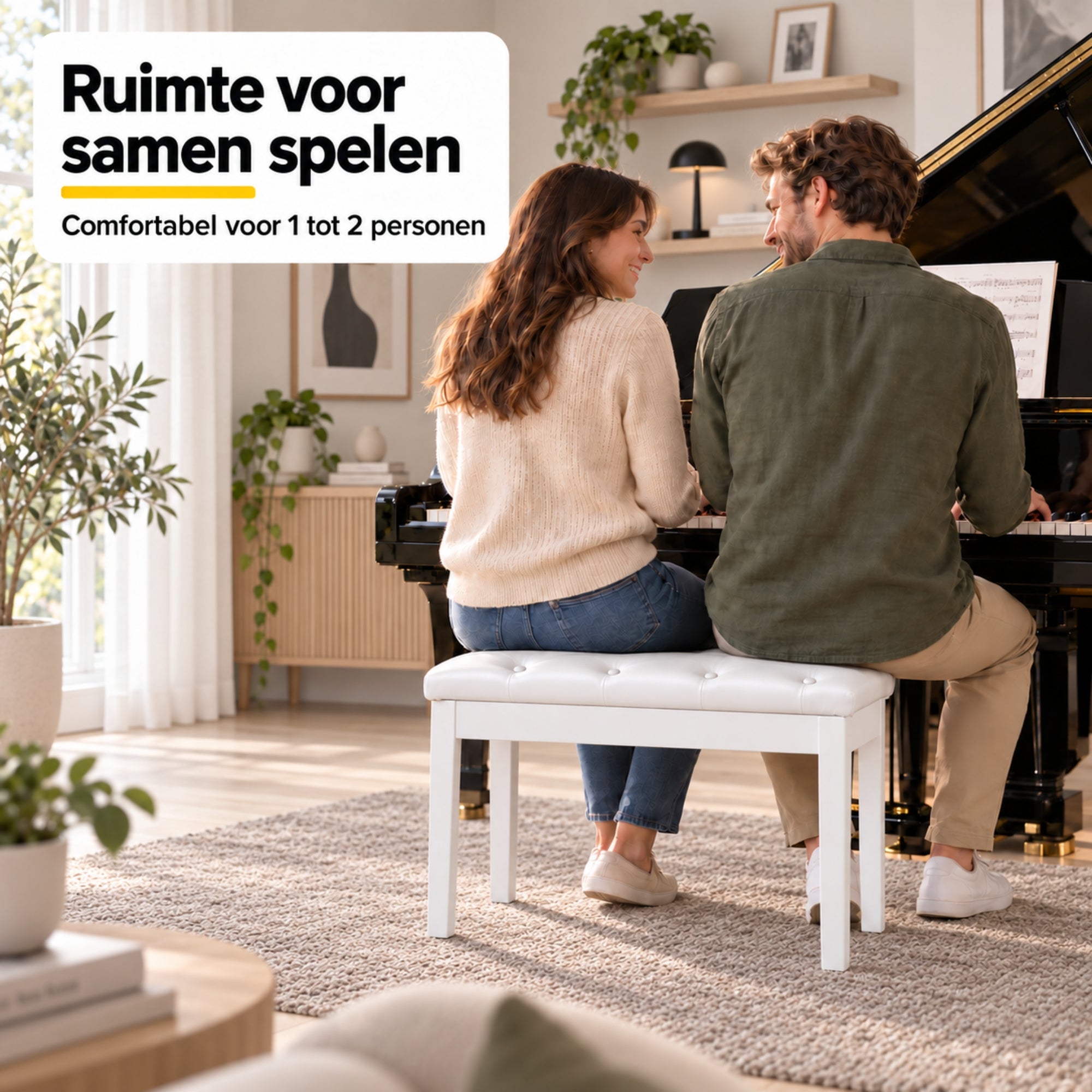 Klassieke witte pianokruk met opbergruimte – stijlvol en praktisch, waarop twee personen comfortabel samen piano spelen