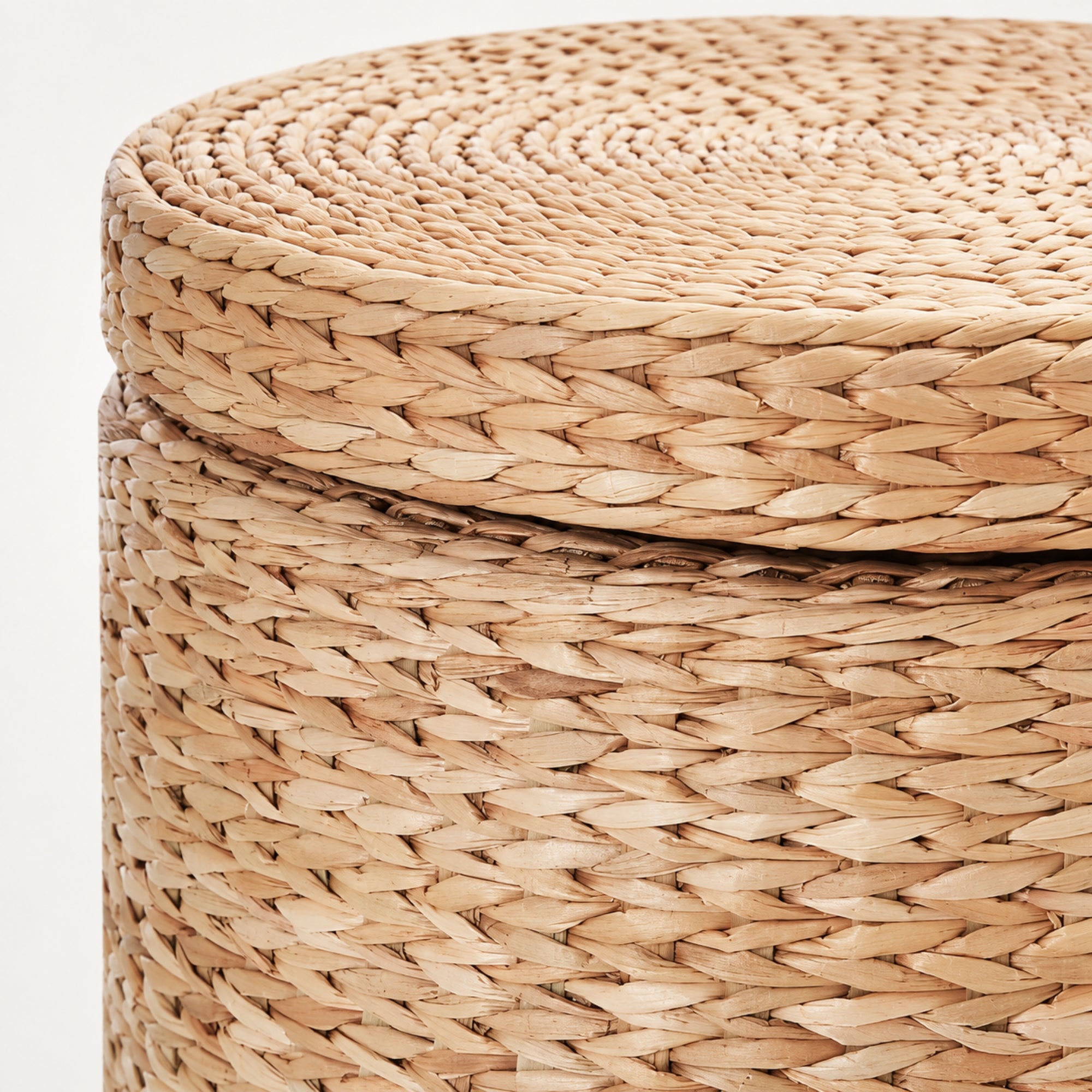 Ronde hocker met opbergruimte en afneembare deksel – stro rotan – Ø43×43 cm met detail van gevlochten rietstructuur