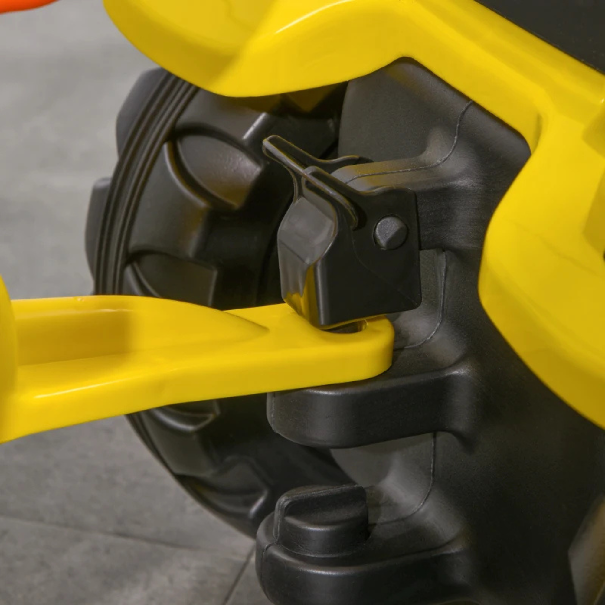 Speelgoed tractor loopfiets voor actief buitenspelen vanaf 3 jaar met stevig kunststof frame en achterwiel close-up detail