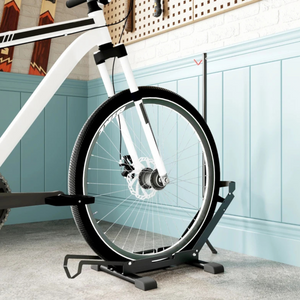 Fietsenstandaard zwart staal 75×41×81 cm – stevig & weersbestendig met een fiets weergegeven in een moderne garageomgeving